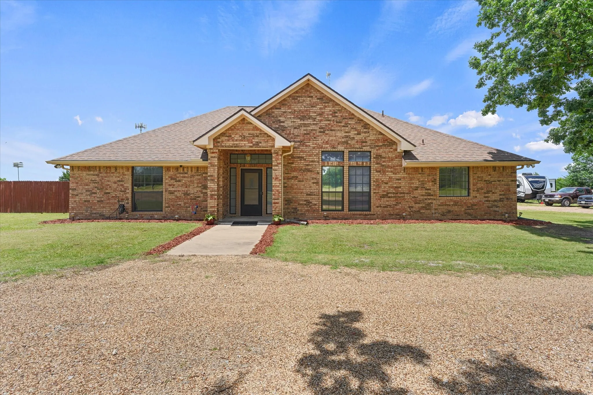 Single Family Residence For Sale in Collin County , 4480 County Road 551, Farmersville, Texas 75442, 4 Bedroom, 3 Bathroom, 2 Garage spaces, 1,872 Sqft, built in 1994, mls#21298128, Real Estate Agent in Farmersville, Homes For Sale in Collin county, Homes For Sale in Farmersville, Realtor in Farmersville Texas, Real Estate Brokerage Independent Realty Texas, Luminita Cordes Realtor