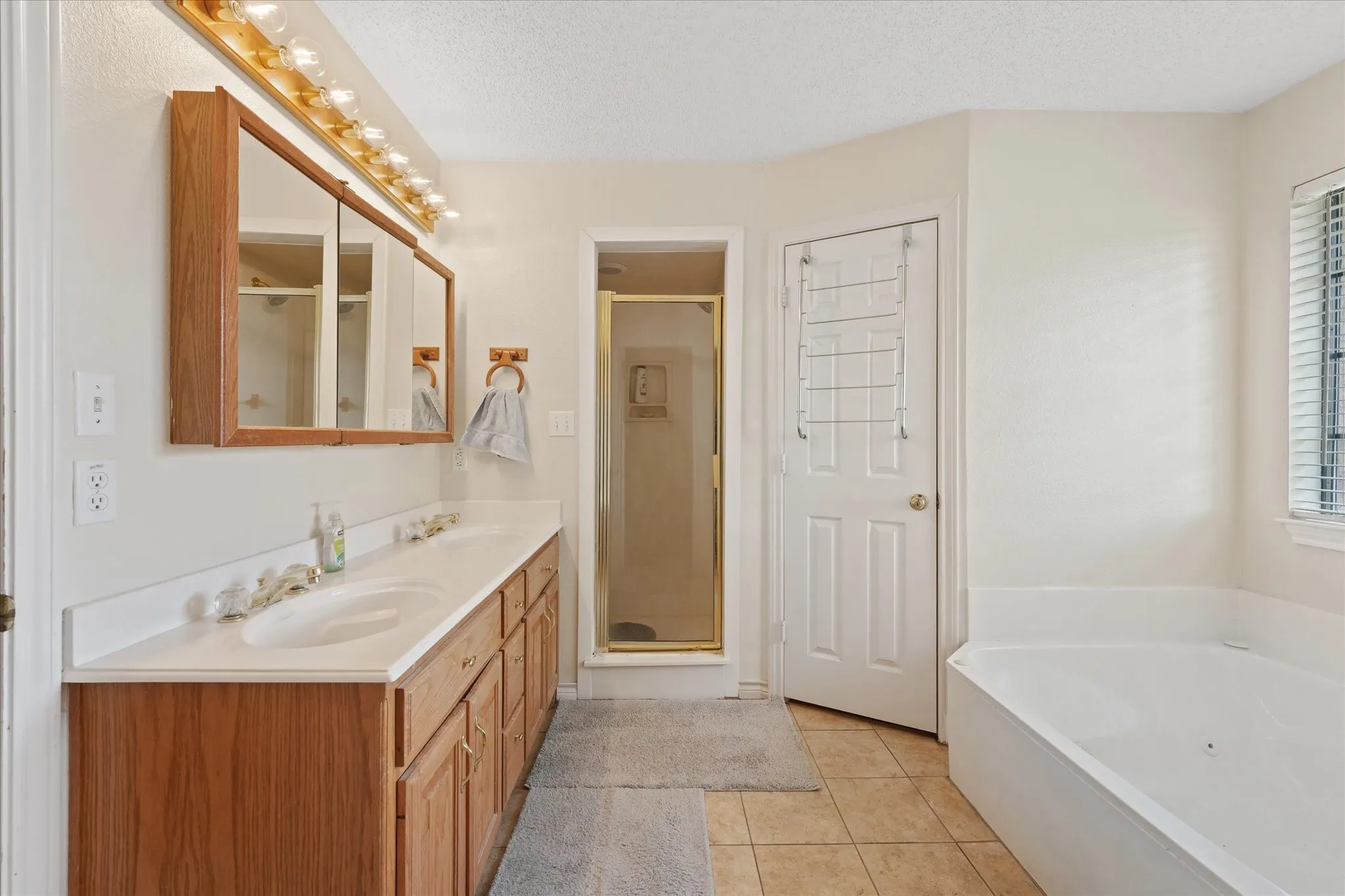Single Family Residence For Sale in Collin County , 4480 County Road 551, Farmersville, Texas 75442, 4 Bedroom, 3 Bathroom, 2 Garage spaces, 1,872 Sqft, built in 1994, mls#21298128, Real Estate Agent in Farmersville, Homes For Sale in Collin county, Homes For Sale in Farmersville, Realtor in Farmersville Texas, Real Estate Brokerage Independent Realty Texas, Luminita Cordes Realtor