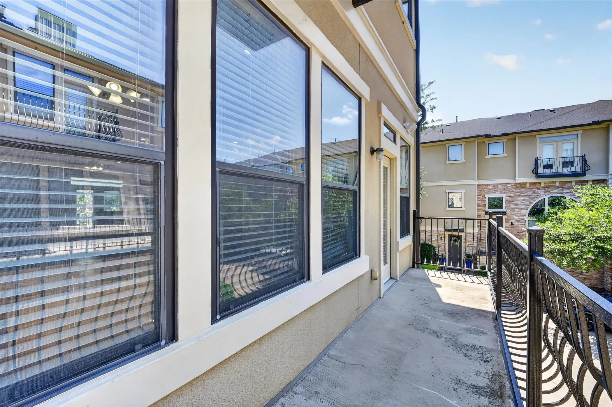 Townhouse For Sale in Collin County , 5729 Lunsford Road, Plano, Texas 75024, 3 Bedroom, 4 Bathroom, 2 Garage spaces, 1,958 Sqft, built in 2005, mls#21299716, Real Estate Agent in Plano, Homes For Sale in Collin county, Homes For Sale in Plano, Realtor in Plano Texas, Real Estate Brokerage Independent Realty Texas, Luminita Cordes Realtor