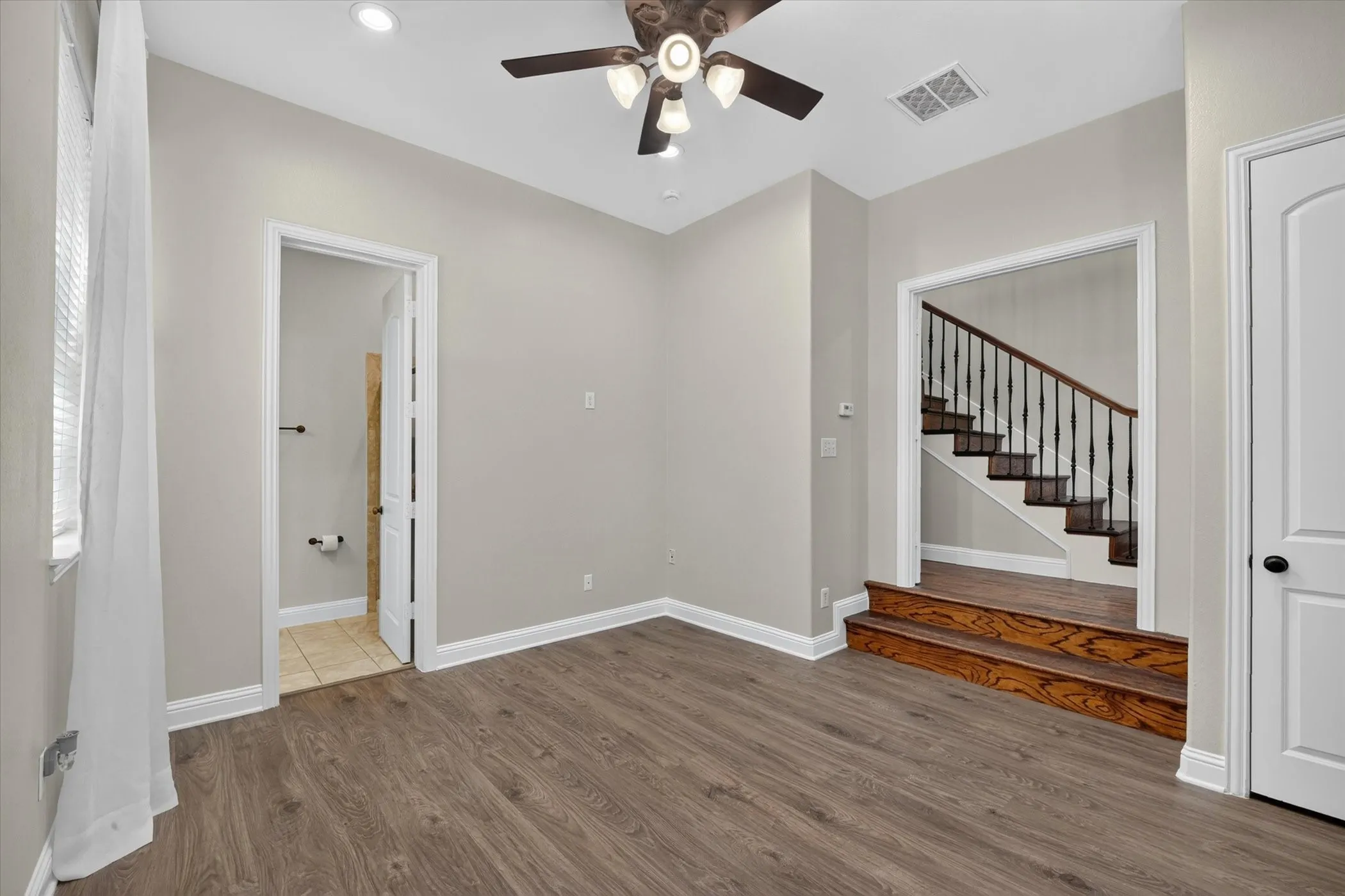 Townhouse For Sale in Collin County , 5729 Lunsford Road, Plano, Texas 75024, 3 Bedroom, 4 Bathroom, 2 Garage spaces, 1,958 Sqft, built in 2005, mls#21299716, Real Estate Agent in Plano, Homes For Sale in Collin county, Homes For Sale in Plano, Realtor in Plano Texas, Real Estate Brokerage Independent Realty Texas, Luminita Cordes Realtor