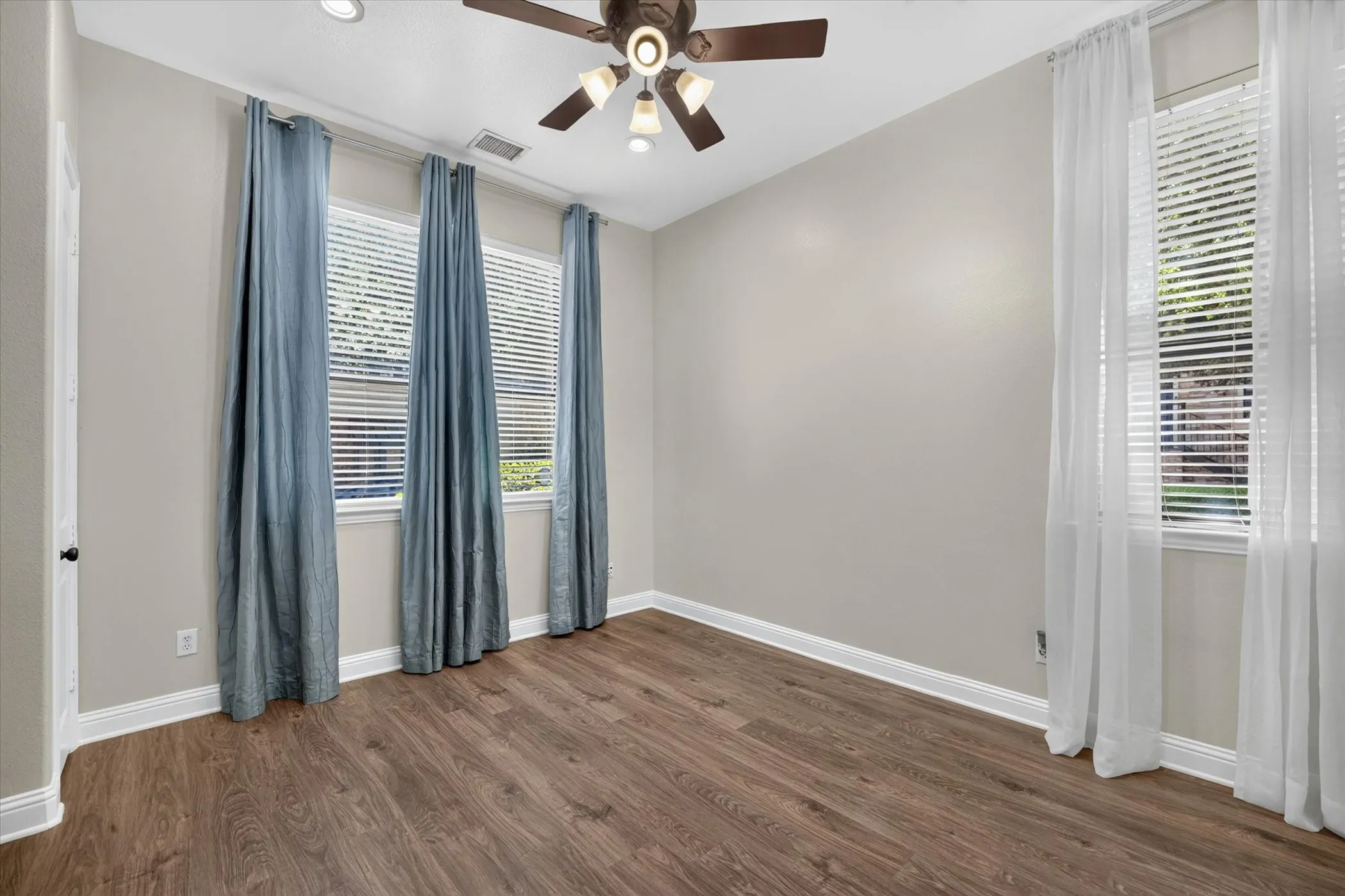 Townhouse For Sale in Collin County , 5729 Lunsford Road, Plano, Texas 75024, 3 Bedroom, 4 Bathroom, 2 Garage spaces, 1,958 Sqft, built in 2005, mls#21299716, Real Estate Agent in Plano, Homes For Sale in Collin county, Homes For Sale in Plano, Realtor in Plano Texas, Real Estate Brokerage Independent Realty Texas, Luminita Cordes Realtor