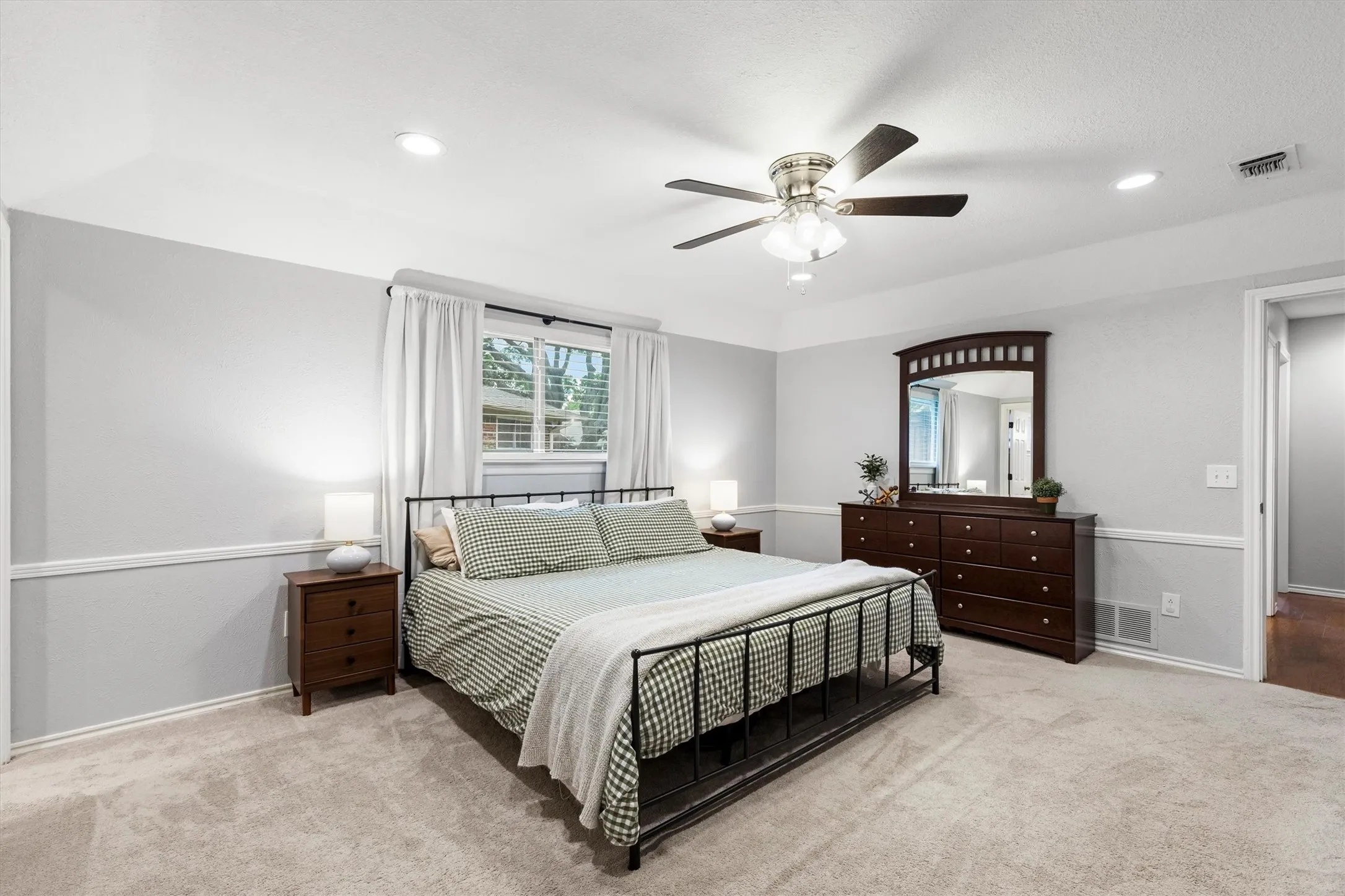 Single Family Residence For Sale in Collin County , 1809 Greenway Drive, Plano, Texas 75075, 4 Bedroom, 2 Bathroom, 2 Garage spaces, 2,125 Sqft, built in 1974, mls#21284839, Real Estate Agent in Plano, Homes For Sale in Collin county, Homes For Sale in Plano, Realtor in Plano Texas, Real Estate Brokerage Independent Realty Texas, Luminita Cordes Realtor