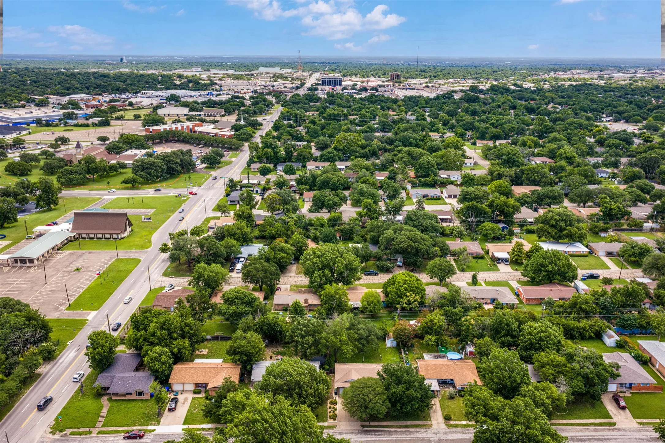 Single Family Residence For Sale in Mc Lennan County , 1325 Royal Oaks Drive, Waco, Texas 76710, 3 Bedroom, 2 Bathroom, 2 Garage spaces, 1,168 Sqft, built in 1959, mls#21300036, Real Estate Agent in Waco, Homes For Sale in Mc Lennan county, Homes For Sale in Waco, Realtor in Waco Texas, Real Estate Brokerage Independent Realty Texas, Luminita Cordes Realtor