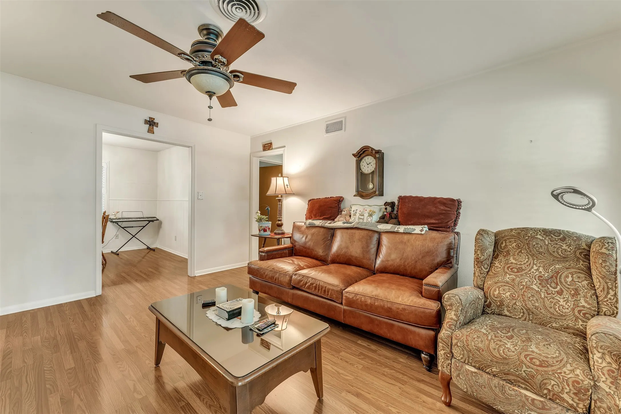 Single Family Residence For Sale in Mc Lennan County , 1325 Royal Oaks Drive, Waco, Texas 76710, 3 Bedroom, 2 Bathroom, 2 Garage spaces, 1,168 Sqft, built in 1959, mls#21300036, Real Estate Agent in Waco, Homes For Sale in Mc Lennan county, Homes For Sale in Waco, Realtor in Waco Texas, Real Estate Brokerage Independent Realty Texas, Luminita Cordes Realtor