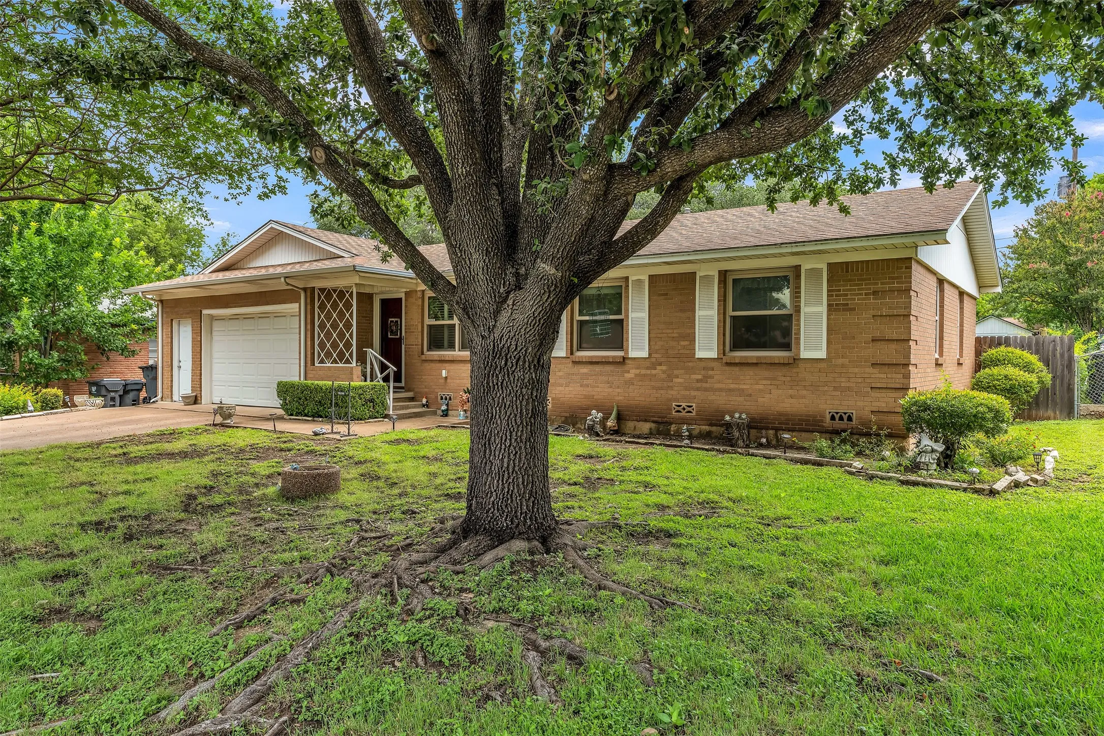 Single Family Residence For Sale in Mc Lennan County , 1325 Royal Oaks Drive, Waco, Texas 76710, 3 Bedroom, 2 Bathroom, 2 Garage spaces, 1,168 Sqft, built in 1959, mls#21300036, Real Estate Agent in Waco, Homes For Sale in Mc Lennan county, Homes For Sale in Waco, Realtor in Waco Texas, Real Estate Brokerage Independent Realty Texas, Luminita Cordes Realtor