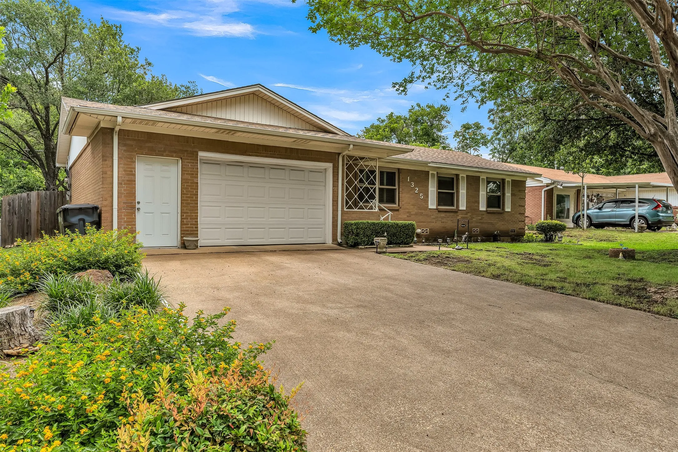 Single Family Residence For Sale in Mc Lennan County , 1325 Royal Oaks Drive, Waco, Texas 76710, 3 Bedroom, 2 Bathroom, 2 Garage spaces, 1,168 Sqft, built in 1959, mls#21300036, Real Estate Agent in Waco, Homes For Sale in Mc Lennan county, Homes For Sale in Waco, Realtor in Waco Texas, Real Estate Brokerage Independent Realty Texas, Luminita Cordes Realtor