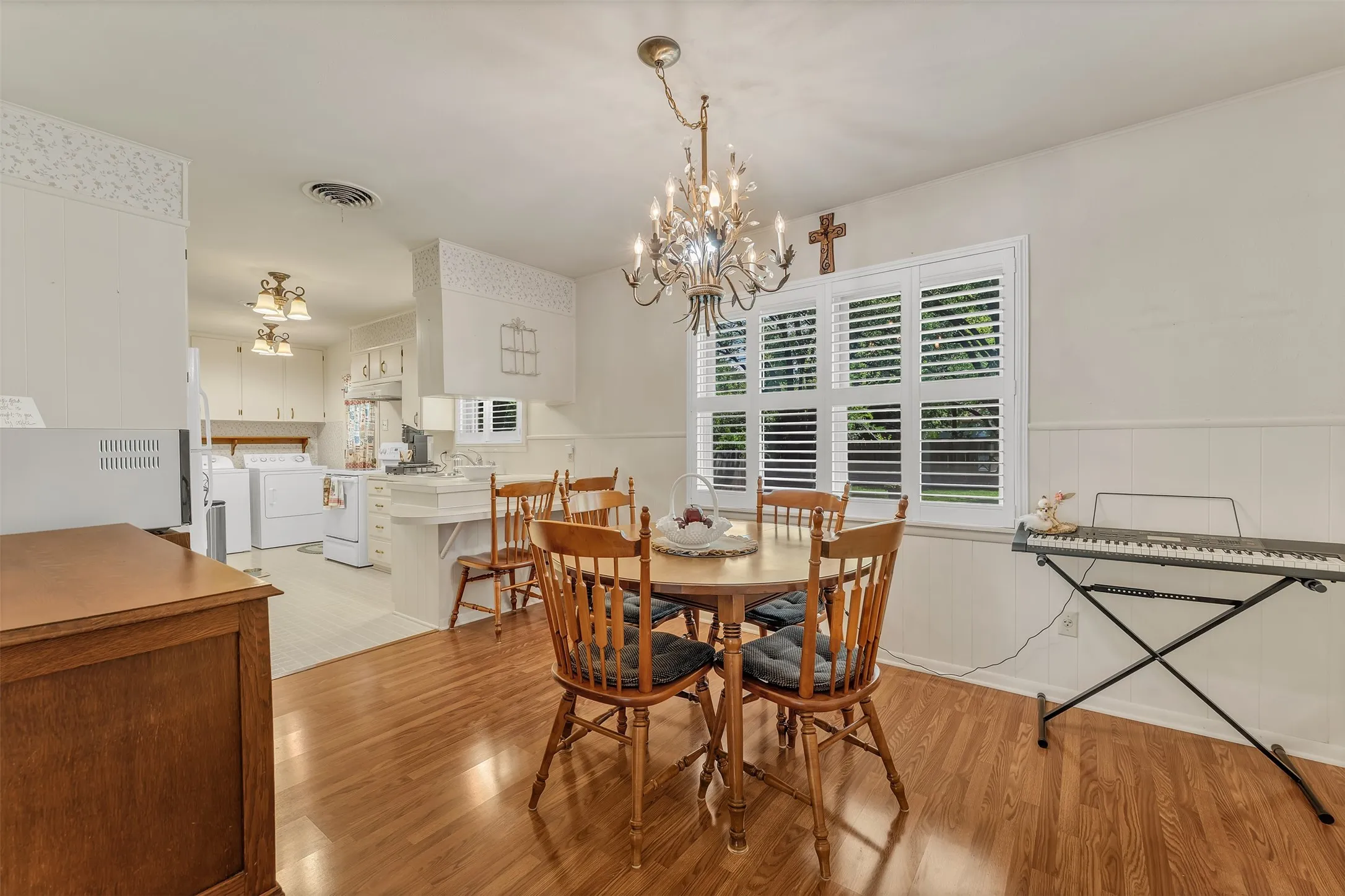 Single Family Residence For Sale in Mc Lennan County , 1325 Royal Oaks Drive, Waco, Texas 76710, 3 Bedroom, 2 Bathroom, 2 Garage spaces, 1,168 Sqft, built in 1959, mls#21300036, Real Estate Agent in Waco, Homes For Sale in Mc Lennan county, Homes For Sale in Waco, Realtor in Waco Texas, Real Estate Brokerage Independent Realty Texas, Luminita Cordes Realtor