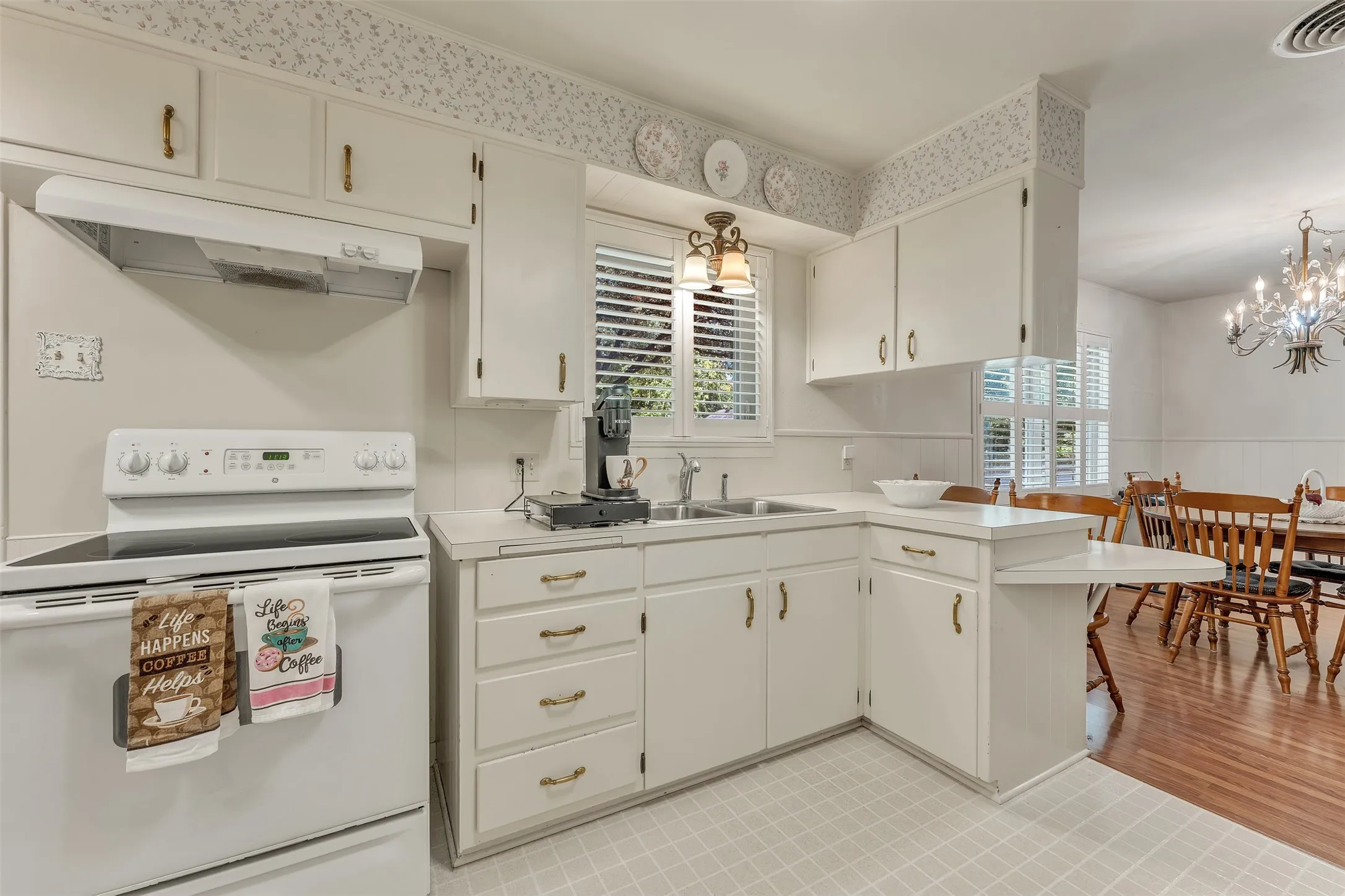 Single Family Residence For Sale in Mc Lennan County , 1325 Royal Oaks Drive, Waco, Texas 76710, 3 Bedroom, 2 Bathroom, 2 Garage spaces, 1,168 Sqft, built in 1959, mls#21300036, Real Estate Agent in Waco, Homes For Sale in Mc Lennan county, Homes For Sale in Waco, Realtor in Waco Texas, Real Estate Brokerage Independent Realty Texas, Luminita Cordes Realtor