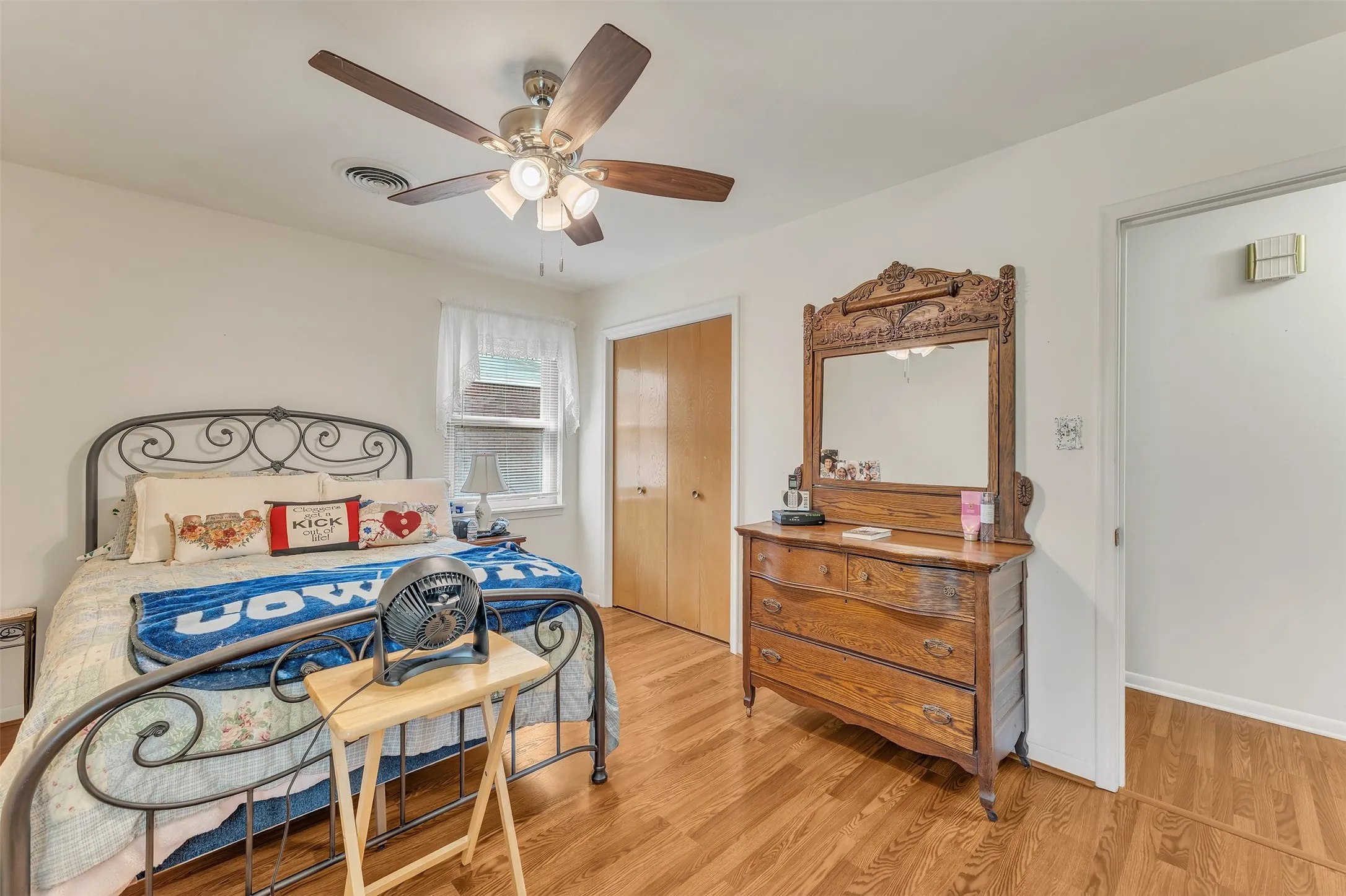 Single Family Residence For Sale in Mc Lennan County , 1325 Royal Oaks Drive, Waco, Texas 76710, 3 Bedroom, 2 Bathroom, 2 Garage spaces, 1,168 Sqft, built in 1959, mls#21300036, Real Estate Agent in Waco, Homes For Sale in Mc Lennan county, Homes For Sale in Waco, Realtor in Waco Texas, Real Estate Brokerage Independent Realty Texas, Luminita Cordes Realtor