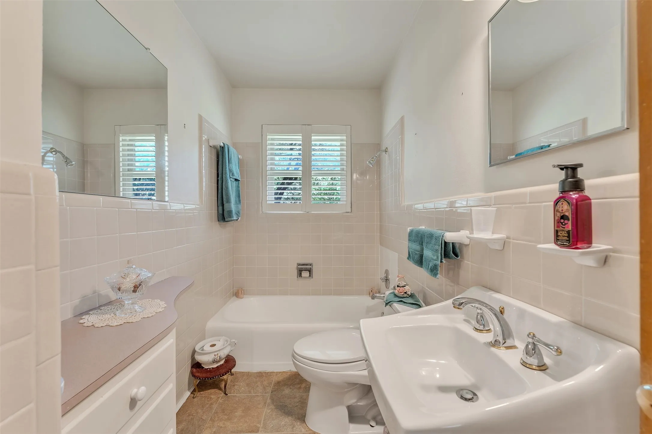 Single Family Residence For Sale in Mc Lennan County , 1325 Royal Oaks Drive, Waco, Texas 76710, 3 Bedroom, 2 Bathroom, 2 Garage spaces, 1,168 Sqft, built in 1959, mls#21300036, Real Estate Agent in Waco, Homes For Sale in Mc Lennan county, Homes For Sale in Waco, Realtor in Waco Texas, Real Estate Brokerage Independent Realty Texas, Luminita Cordes Realtor