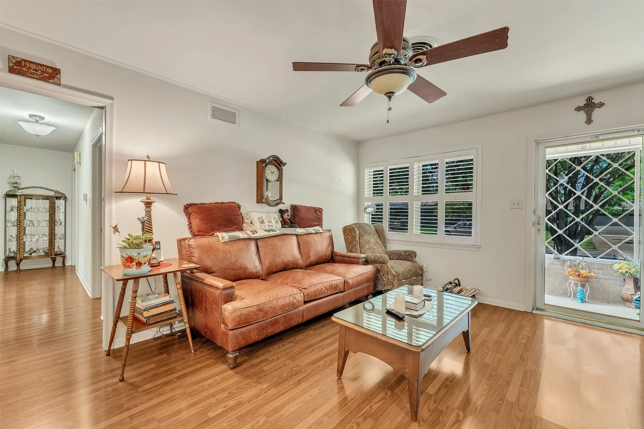 Single Family Residence For Sale in Mc Lennan County , 1325 Royal Oaks Drive, Waco, Texas 76710, 3 Bedroom, 2 Bathroom, 2 Garage spaces, 1,168 Sqft, built in 1959, mls#21300036, Real Estate Agent in Waco, Homes For Sale in Mc Lennan county, Homes For Sale in Waco, Realtor in Waco Texas, Real Estate Brokerage Independent Realty Texas, Luminita Cordes Realtor