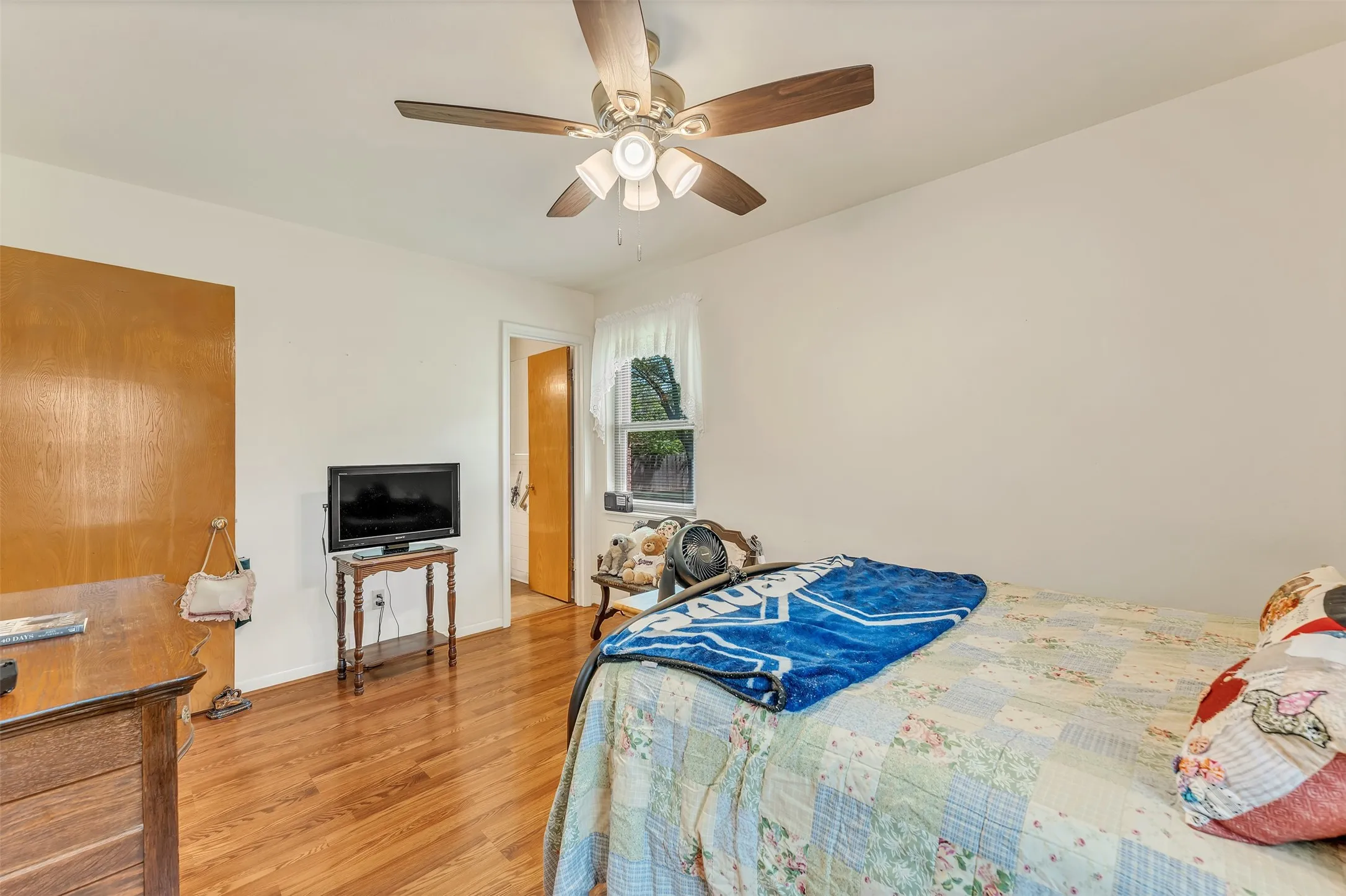 Single Family Residence For Sale in Mc Lennan County , 1325 Royal Oaks Drive, Waco, Texas 76710, 3 Bedroom, 2 Bathroom, 2 Garage spaces, 1,168 Sqft, built in 1959, mls#21300036, Real Estate Agent in Waco, Homes For Sale in Mc Lennan county, Homes For Sale in Waco, Realtor in Waco Texas, Real Estate Brokerage Independent Realty Texas, Luminita Cordes Realtor