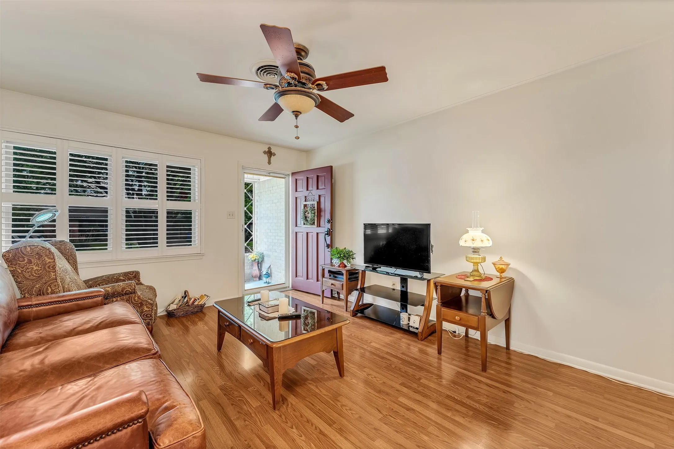 Single Family Residence For Sale in Mc Lennan County , 1325 Royal Oaks Drive, Waco, Texas 76710, 3 Bedroom, 2 Bathroom, 2 Garage spaces, 1,168 Sqft, built in 1959, mls#21300036, Real Estate Agent in Waco, Homes For Sale in Mc Lennan county, Homes For Sale in Waco, Realtor in Waco Texas, Real Estate Brokerage Independent Realty Texas, Luminita Cordes Realtor