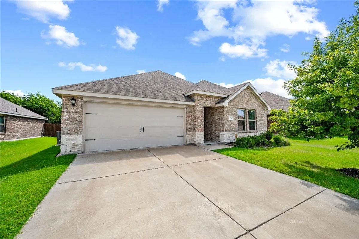 Single Family Residence For Sale in Ellis County , 279 Thoroughbred Street, Waxahachie, Texas 75165, 4 Bedroom, 3 Bathroom, 2 Garage spaces, 2,081 Sqft, built in 2022, mls#21300492, Real Estate Agent in Waxahachie, Homes For Sale in Ellis county, Homes For Sale in Waxahachie, Realtor in Waxahachie Texas, Real Estate Brokerage Independent Realty Texas, Luminita Cordes Realtor