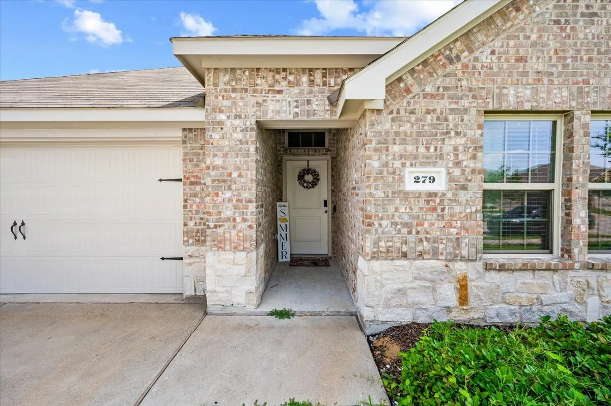 Single Family Residence For Sale in Ellis County , 279 Thoroughbred Street, Waxahachie, Texas 75165, 4 Bedroom, 3 Bathroom, 2 Garage spaces, 2,081 Sqft, built in 2022, mls#21300492, Real Estate Agent in Waxahachie, Homes For Sale in Ellis county, Homes For Sale in Waxahachie, Realtor in Waxahachie Texas, Real Estate Brokerage Independent Realty Texas, Luminita Cordes Realtor