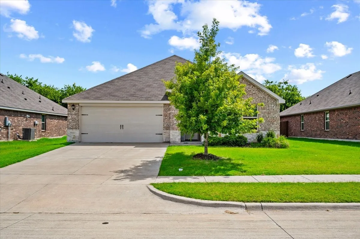 Single Family Residence For Sale in Ellis County , 279 Thoroughbred Street, Waxahachie, Texas 75165, 4 Bedroom, 3 Bathroom, 2 Garage spaces, 2,081 Sqft, built in 2022, mls#21300492, Real Estate Agent in Waxahachie, Homes For Sale in Ellis county, Homes For Sale in Waxahachie, Realtor in Waxahachie Texas, Real Estate Brokerage Independent Realty Texas, Luminita Cordes Realtor