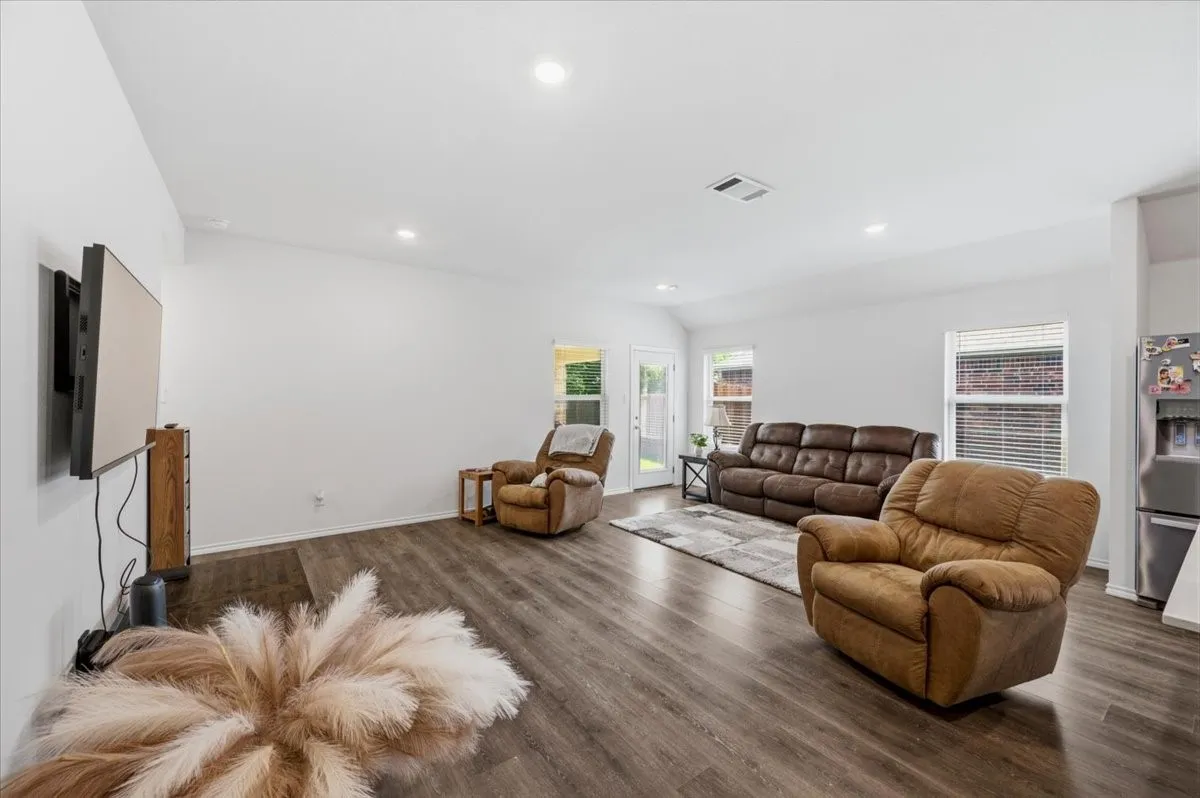 Single Family Residence For Sale in Ellis County , 279 Thoroughbred Street, Waxahachie, Texas 75165, 4 Bedroom, 3 Bathroom, 2 Garage spaces, 2,081 Sqft, built in 2022, mls#21300492, Real Estate Agent in Waxahachie, Homes For Sale in Ellis county, Homes For Sale in Waxahachie, Realtor in Waxahachie Texas, Real Estate Brokerage Independent Realty Texas, Luminita Cordes Realtor