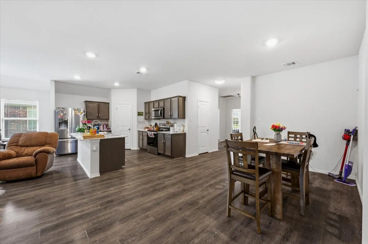 Single Family Residence For Sale in Ellis County , 279 Thoroughbred Street, Waxahachie, Texas 75165, 4 Bedroom, 3 Bathroom, 2 Garage spaces, 2,081 Sqft, built in 2022, mls#21300492, Real Estate Agent in Waxahachie, Homes For Sale in Ellis county, Homes For Sale in Waxahachie, Realtor in Waxahachie Texas, Real Estate Brokerage Independent Realty Texas, Luminita Cordes Realtor