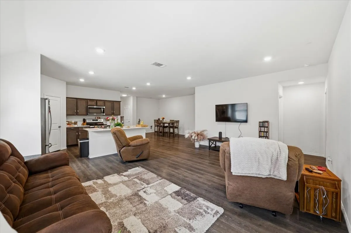 Single Family Residence For Sale in Ellis County , 279 Thoroughbred Street, Waxahachie, Texas 75165, 4 Bedroom, 3 Bathroom, 2 Garage spaces, 2,081 Sqft, built in 2022, mls#21300492, Real Estate Agent in Waxahachie, Homes For Sale in Ellis county, Homes For Sale in Waxahachie, Realtor in Waxahachie Texas, Real Estate Brokerage Independent Realty Texas, Luminita Cordes Realtor