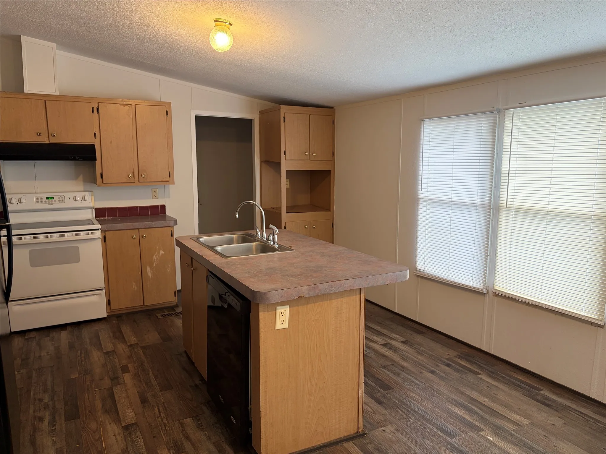 Mobile Home For Rent in Taylor County , 1101 Plaza Street, Abilene, Texas 79603, 3 Bedroom, 2 Bathroom, Garage spaces, 1,344 Sqft, built in 1999, mls#21300502, Real Estate Agent in Abilene, Homes For Rent in Taylor county, Homes For Rent in Abilene, Realtor in Abilene Texas, Real Estate Brokerage Independent Realty Texas, Luminita Cordes Realtor