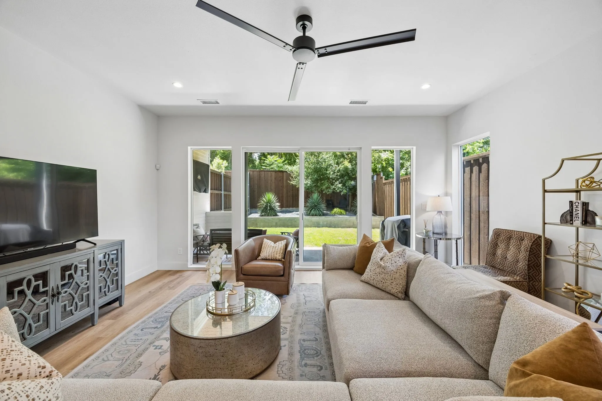 Single Family Residence For Sale in Dallas County , 818 Muncie Avenue, Dallas, Texas 75212, 3 Bedroom, 3 Bathroom, 2 Garage spaces, 2,177 Sqft, built in 2023, mls#21300447, Real Estate Agent in Dallas, Homes For Sale in Dallas county, Homes For Sale in Dallas, Realtor in Dallas Texas, Real Estate Brokerage Independent Realty Texas, Luminita Cordes Realtor