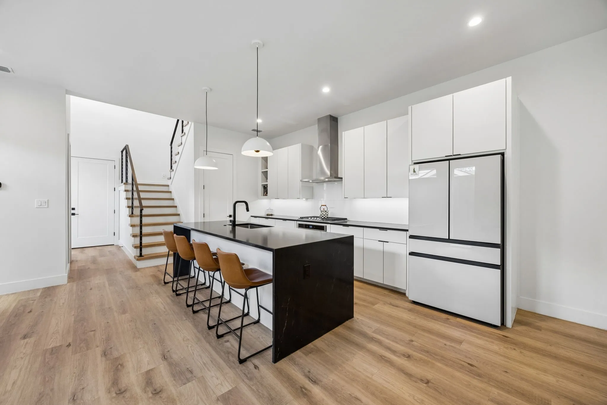 Single Family Residence For Sale in Dallas County , 818 Muncie Avenue, Dallas, Texas 75212, 3 Bedroom, 3 Bathroom, 2 Garage spaces, 2,177 Sqft, built in 2023, mls#21300447, Real Estate Agent in Dallas, Homes For Sale in Dallas county, Homes For Sale in Dallas, Realtor in Dallas Texas, Real Estate Brokerage Independent Realty Texas, Luminita Cordes Realtor