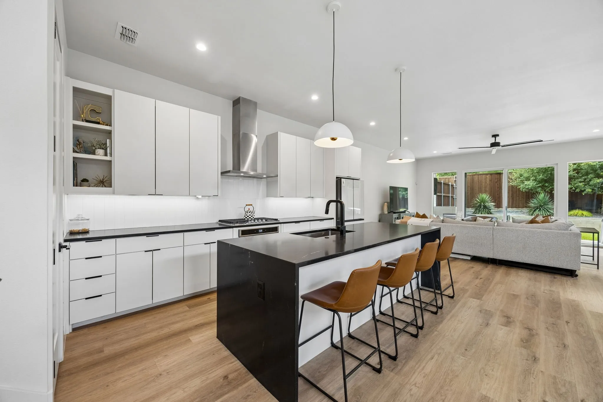 Single Family Residence For Sale in Dallas County , 818 Muncie Avenue, Dallas, Texas 75212, 3 Bedroom, 3 Bathroom, 2 Garage spaces, 2,177 Sqft, built in 2023, mls#21300447, Real Estate Agent in Dallas, Homes For Sale in Dallas county, Homes For Sale in Dallas, Realtor in Dallas Texas, Real Estate Brokerage Independent Realty Texas, Luminita Cordes Realtor