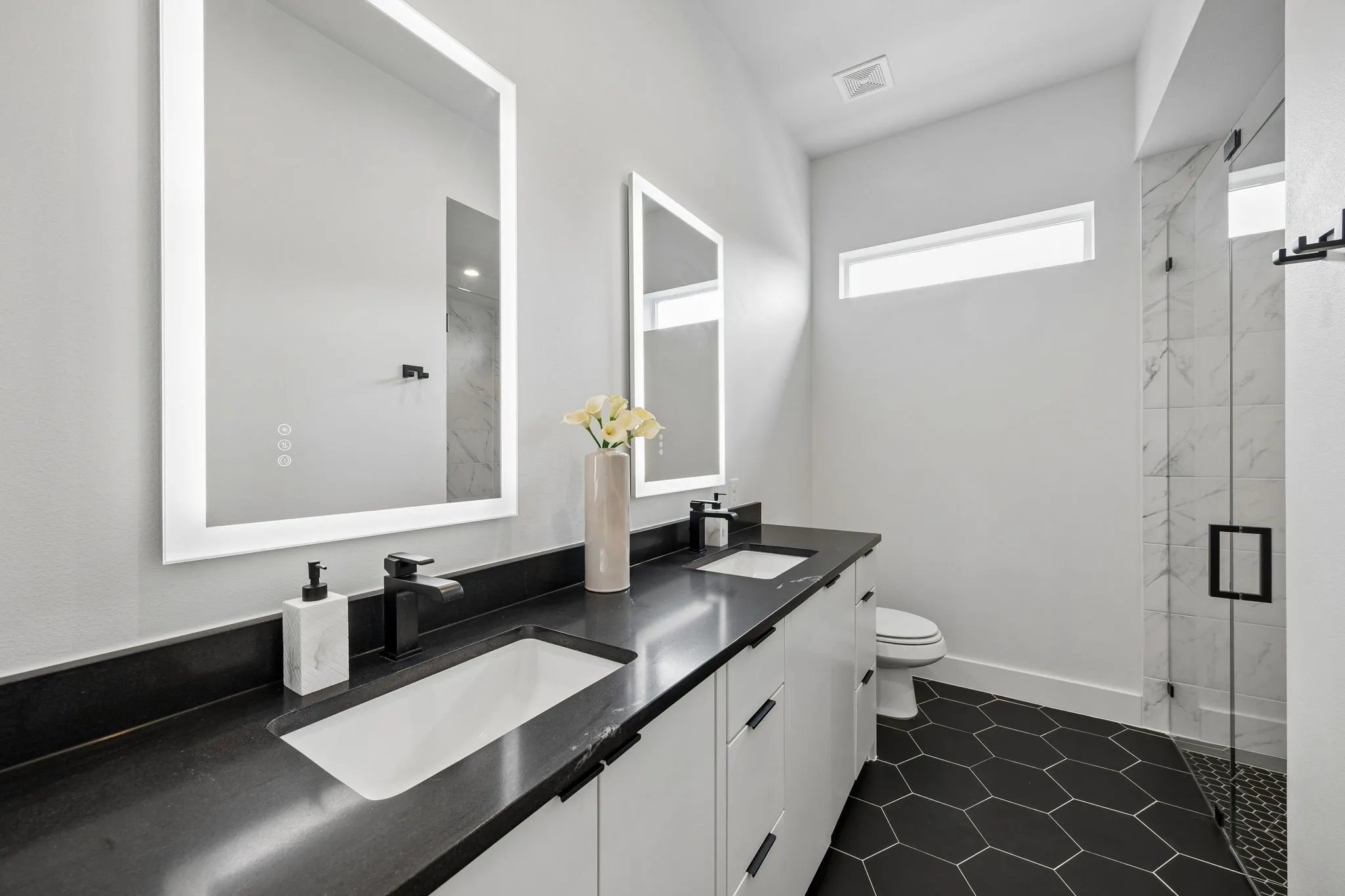 Single Family Residence For Sale in Dallas County , 818 Muncie Avenue, Dallas, Texas 75212, 3 Bedroom, 3 Bathroom, 2 Garage spaces, 2,177 Sqft, built in 2023, mls#21300447, Real Estate Agent in Dallas, Homes For Sale in Dallas county, Homes For Sale in Dallas, Realtor in Dallas Texas, Real Estate Brokerage Independent Realty Texas, Luminita Cordes Realtor