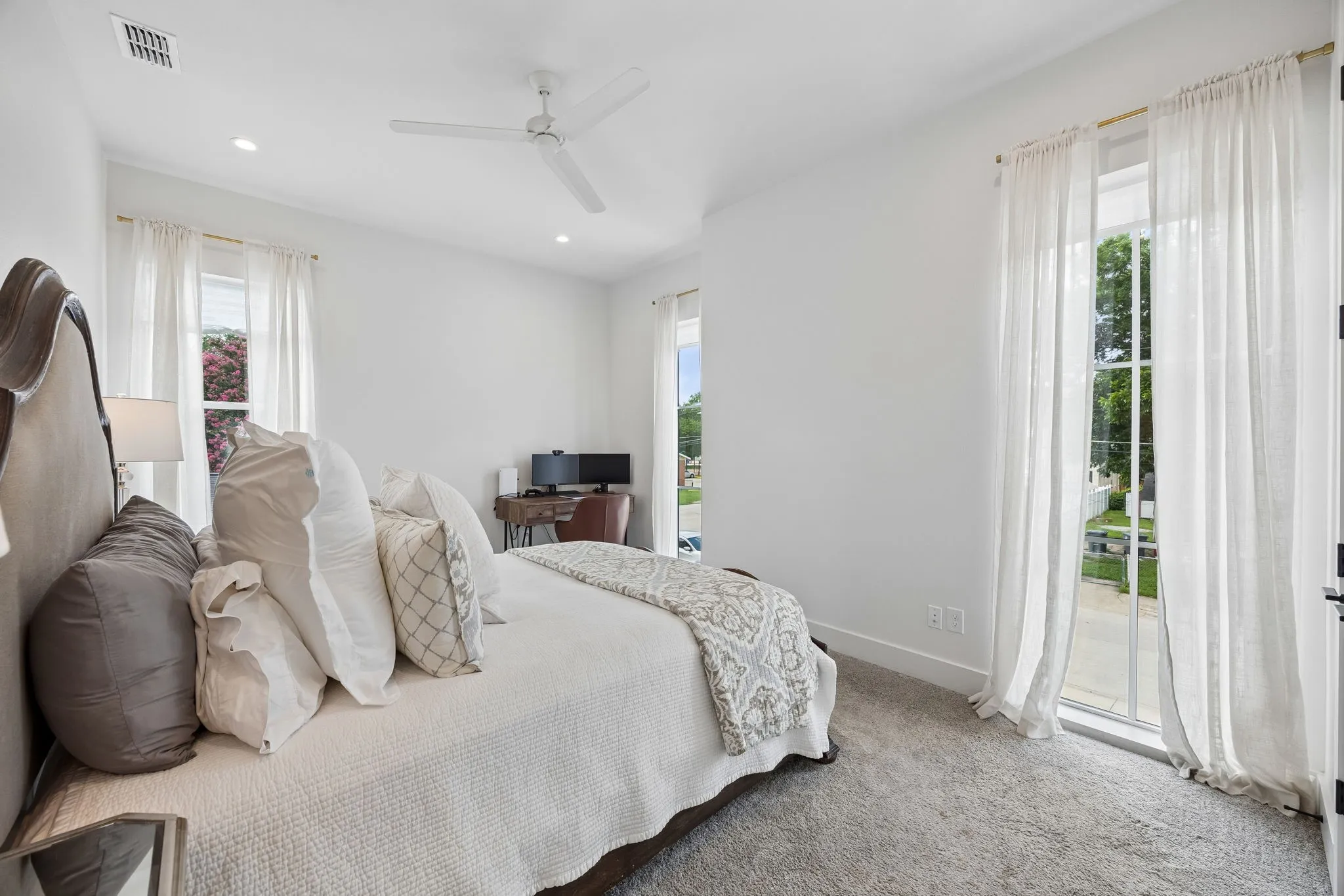 Single Family Residence For Sale in Dallas County , 818 Muncie Avenue, Dallas, Texas 75212, 3 Bedroom, 3 Bathroom, 2 Garage spaces, 2,177 Sqft, built in 2023, mls#21300447, Real Estate Agent in Dallas, Homes For Sale in Dallas county, Homes For Sale in Dallas, Realtor in Dallas Texas, Real Estate Brokerage Independent Realty Texas, Luminita Cordes Realtor
