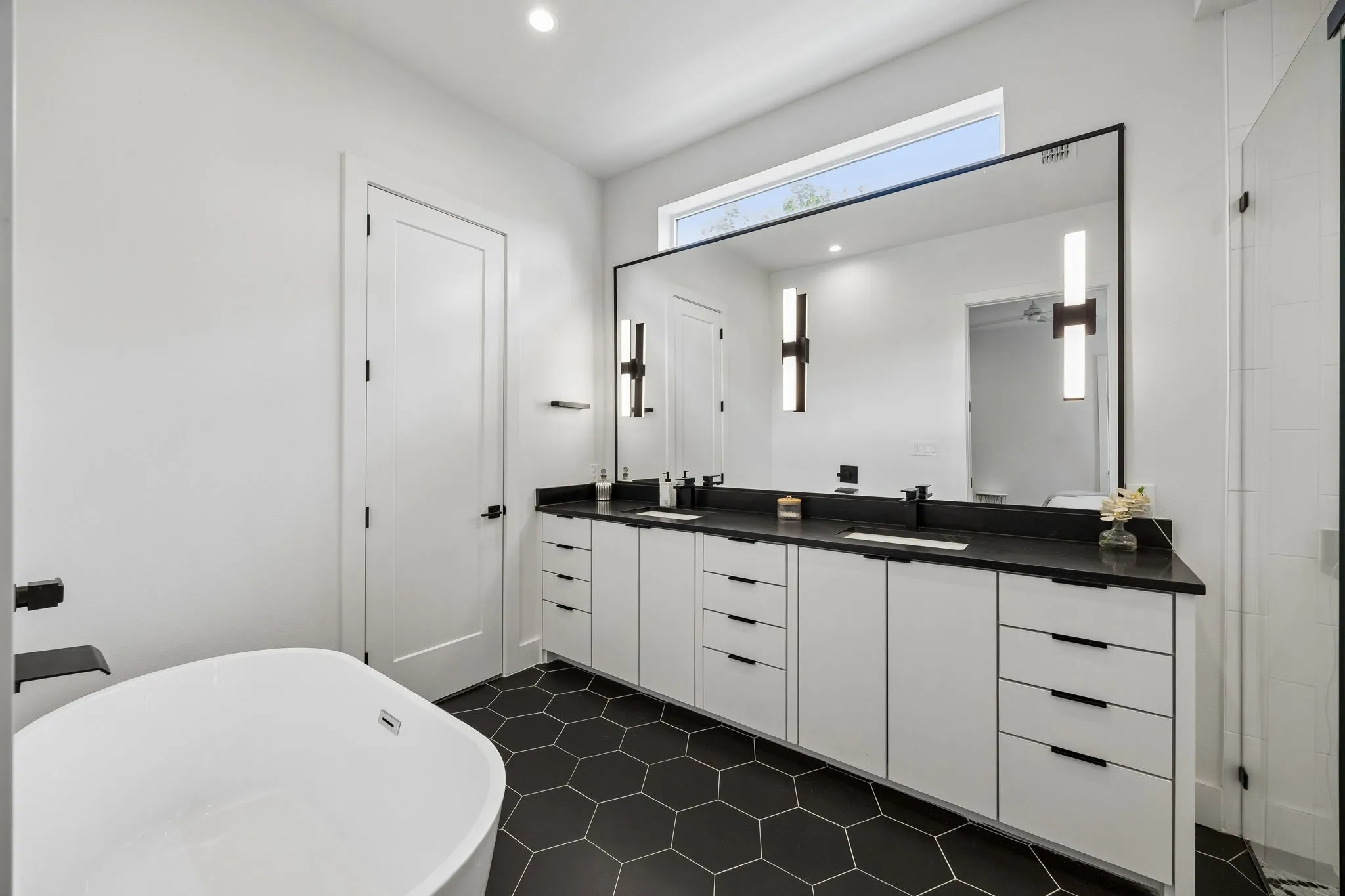 Single Family Residence For Sale in Dallas County , 818 Muncie Avenue, Dallas, Texas 75212, 3 Bedroom, 3 Bathroom, 2 Garage spaces, 2,177 Sqft, built in 2023, mls#21300447, Real Estate Agent in Dallas, Homes For Sale in Dallas county, Homes For Sale in Dallas, Realtor in Dallas Texas, Real Estate Brokerage Independent Realty Texas, Luminita Cordes Realtor