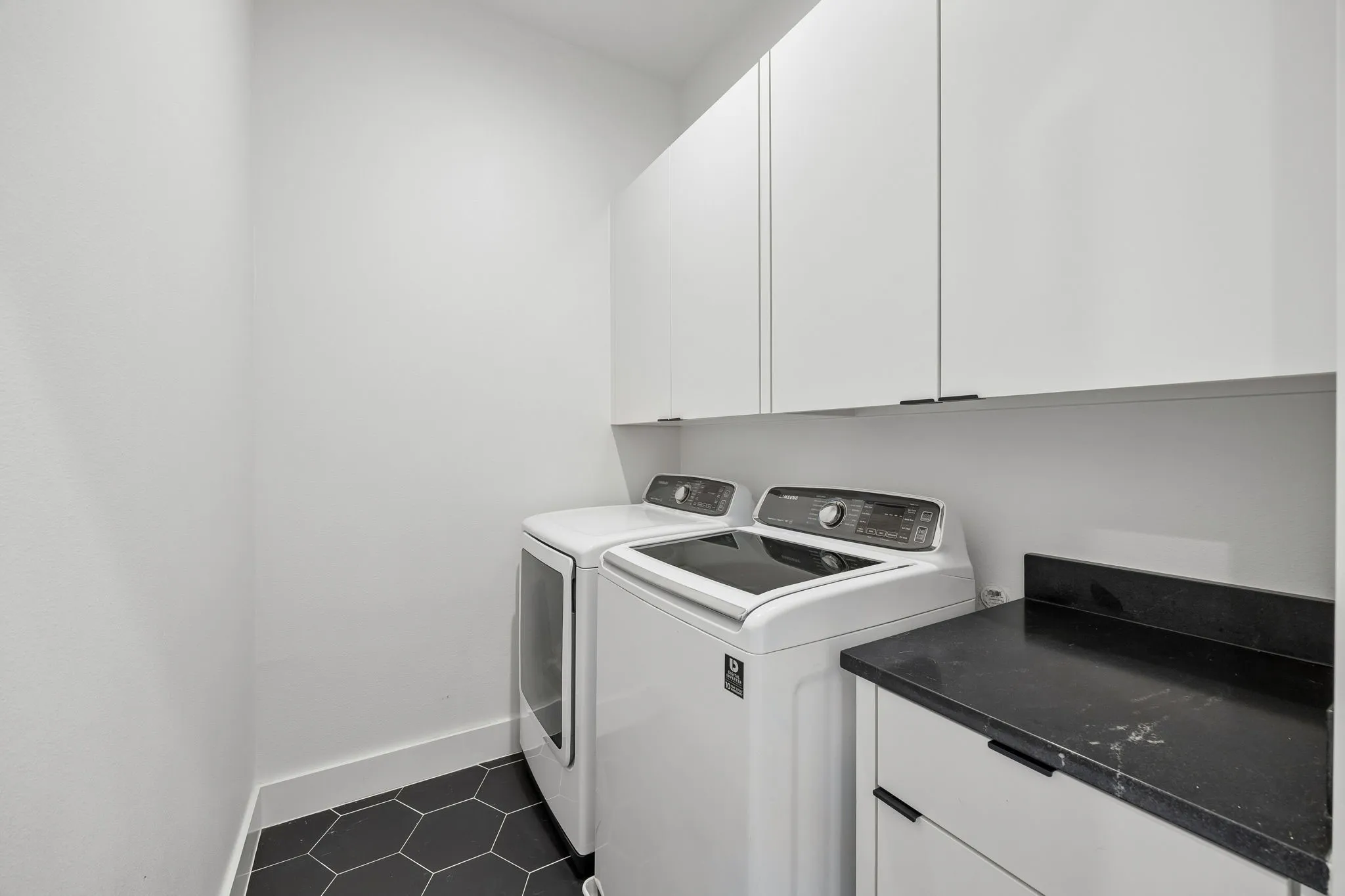 Single Family Residence For Sale in Dallas County , 818 Muncie Avenue, Dallas, Texas 75212, 3 Bedroom, 3 Bathroom, 2 Garage spaces, 2,177 Sqft, built in 2023, mls#21300447, Real Estate Agent in Dallas, Homes For Sale in Dallas county, Homes For Sale in Dallas, Realtor in Dallas Texas, Real Estate Brokerage Independent Realty Texas, Luminita Cordes Realtor
