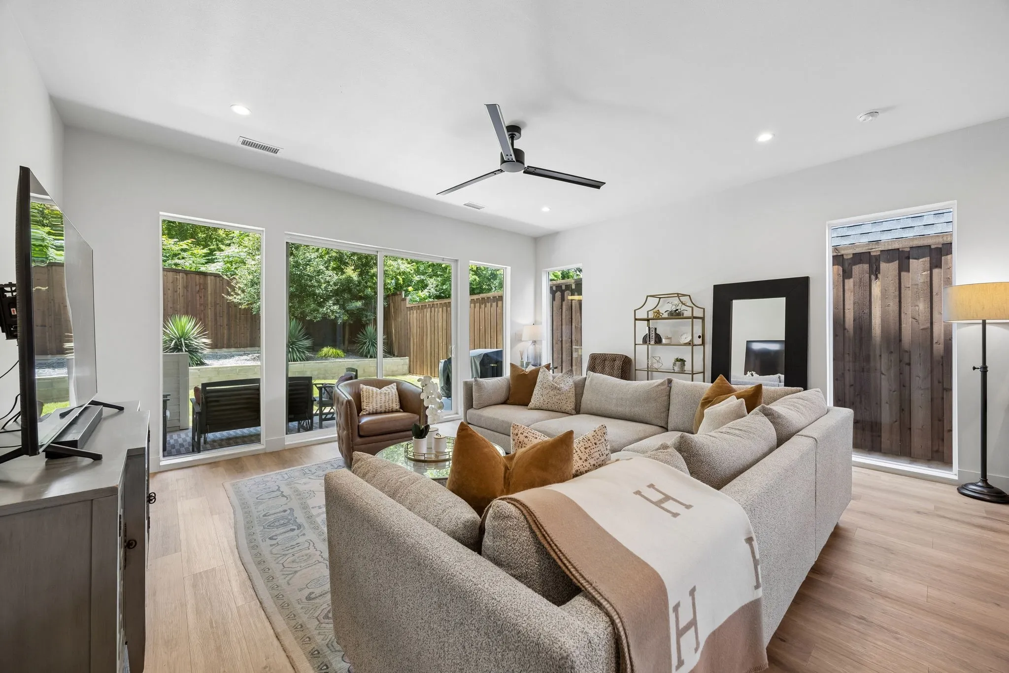 Single Family Residence For Sale in Dallas County , 818 Muncie Avenue, Dallas, Texas 75212, 3 Bedroom, 3 Bathroom, 2 Garage spaces, 2,177 Sqft, built in 2023, mls#21300447, Real Estate Agent in Dallas, Homes For Sale in Dallas county, Homes For Sale in Dallas, Realtor in Dallas Texas, Real Estate Brokerage Independent Realty Texas, Luminita Cordes Realtor