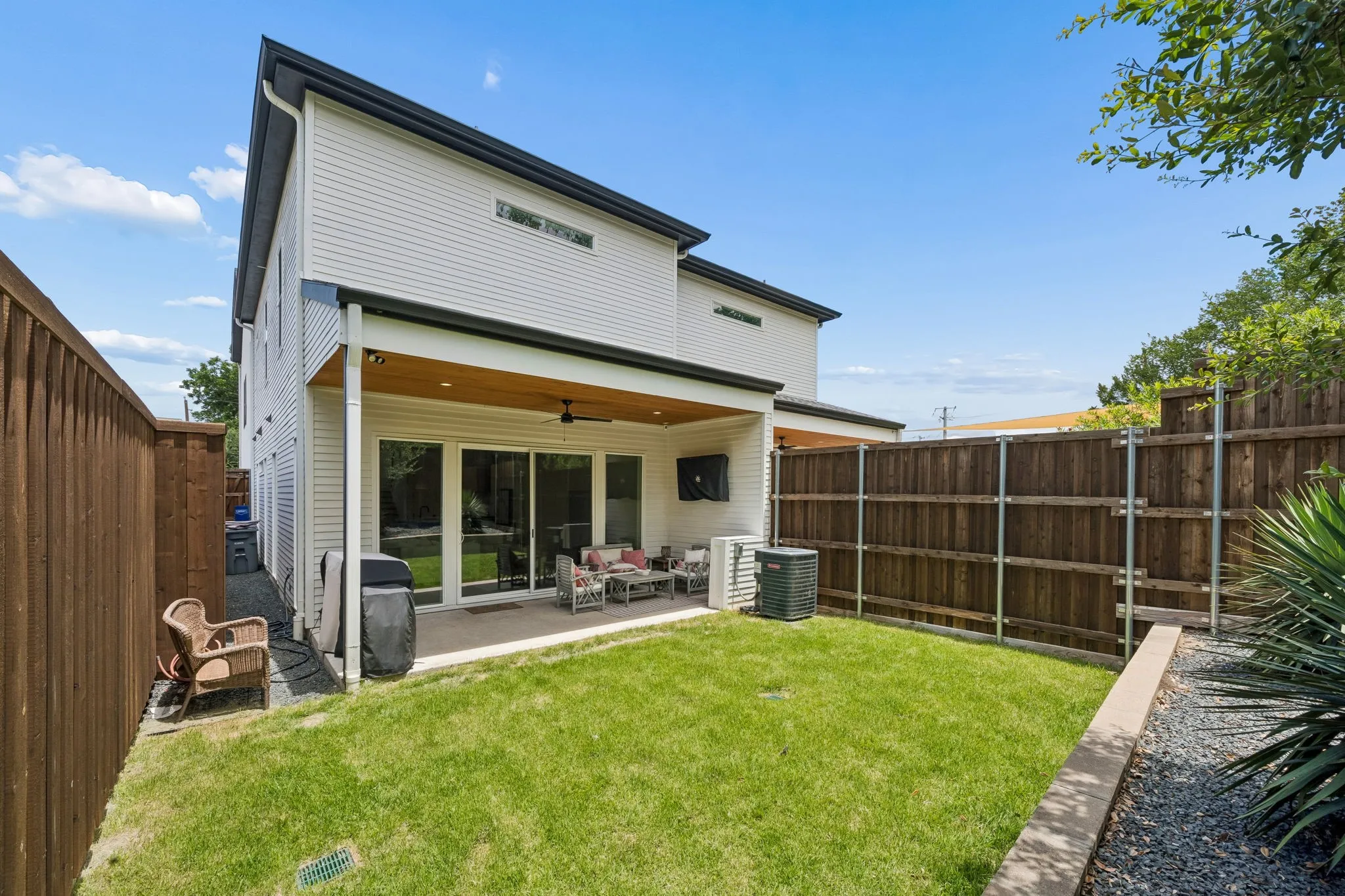 Single Family Residence For Sale in Dallas County , 818 Muncie Avenue, Dallas, Texas 75212, 3 Bedroom, 3 Bathroom, 2 Garage spaces, 2,177 Sqft, built in 2023, mls#21300447, Real Estate Agent in Dallas, Homes For Sale in Dallas county, Homes For Sale in Dallas, Realtor in Dallas Texas, Real Estate Brokerage Independent Realty Texas, Luminita Cordes Realtor