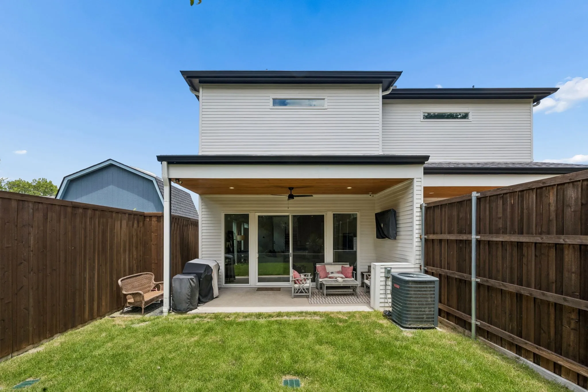 Single Family Residence For Sale in Dallas County , 818 Muncie Avenue, Dallas, Texas 75212, 3 Bedroom, 3 Bathroom, 2 Garage spaces, 2,177 Sqft, built in 2023, mls#21300447, Real Estate Agent in Dallas, Homes For Sale in Dallas county, Homes For Sale in Dallas, Realtor in Dallas Texas, Real Estate Brokerage Independent Realty Texas, Luminita Cordes Realtor