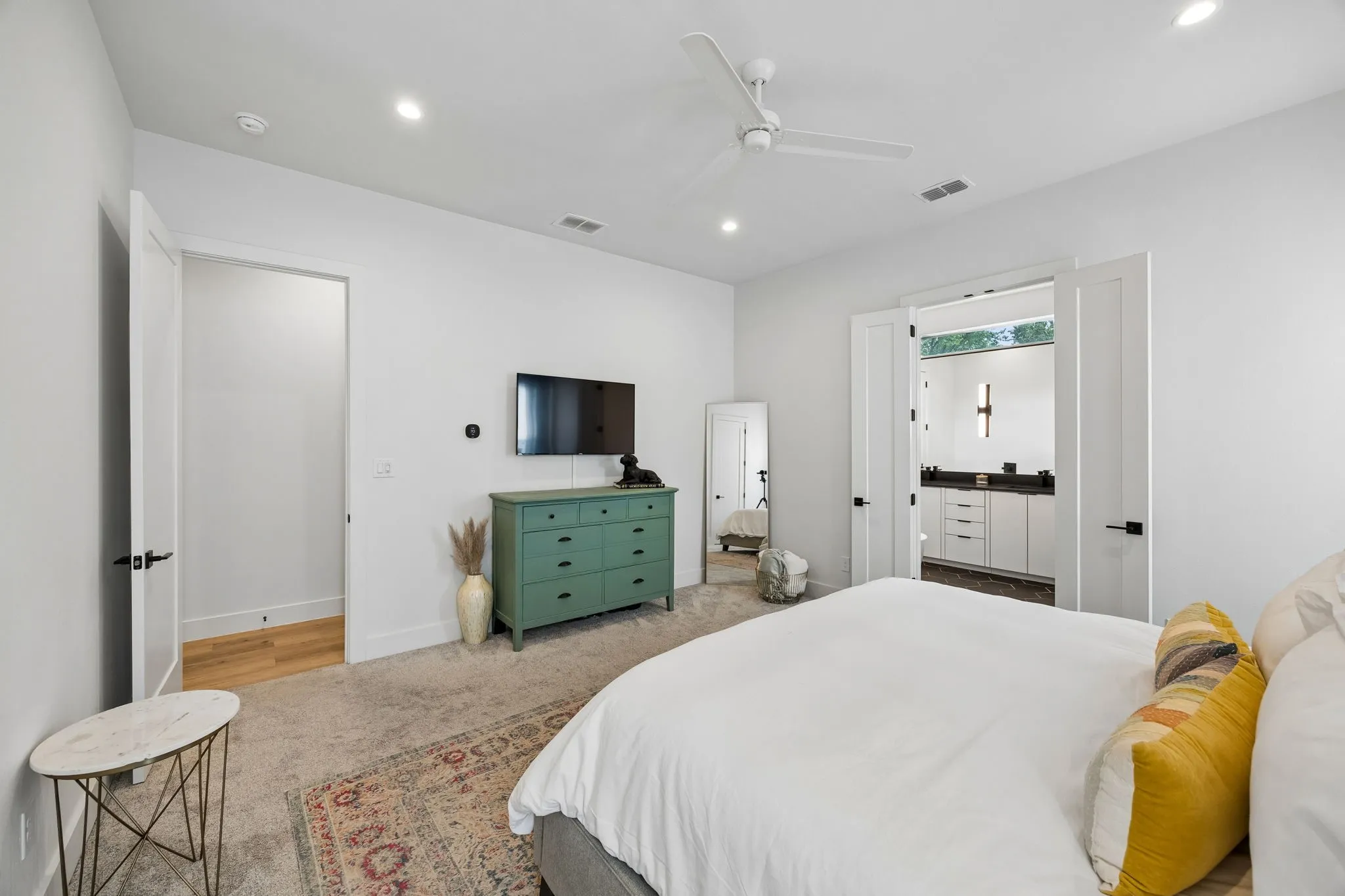 Single Family Residence For Sale in Dallas County , 818 Muncie Avenue, Dallas, Texas 75212, 3 Bedroom, 3 Bathroom, 2 Garage spaces, 2,177 Sqft, built in 2023, mls#21300447, Real Estate Agent in Dallas, Homes For Sale in Dallas county, Homes For Sale in Dallas, Realtor in Dallas Texas, Real Estate Brokerage Independent Realty Texas, Luminita Cordes Realtor