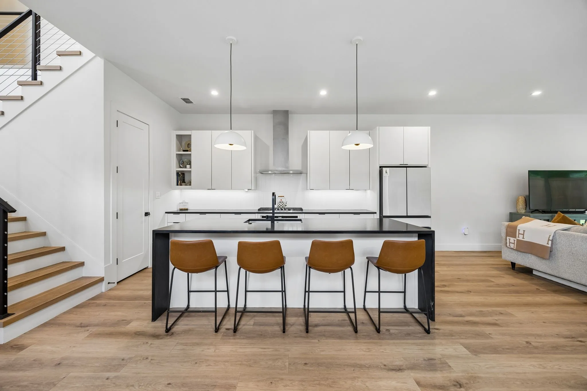 Single Family Residence For Sale in Dallas County , 818 Muncie Avenue, Dallas, Texas 75212, 3 Bedroom, 3 Bathroom, 2 Garage spaces, 2,177 Sqft, built in 2023, mls#21300447, Real Estate Agent in Dallas, Homes For Sale in Dallas county, Homes For Sale in Dallas, Realtor in Dallas Texas, Real Estate Brokerage Independent Realty Texas, Luminita Cordes Realtor