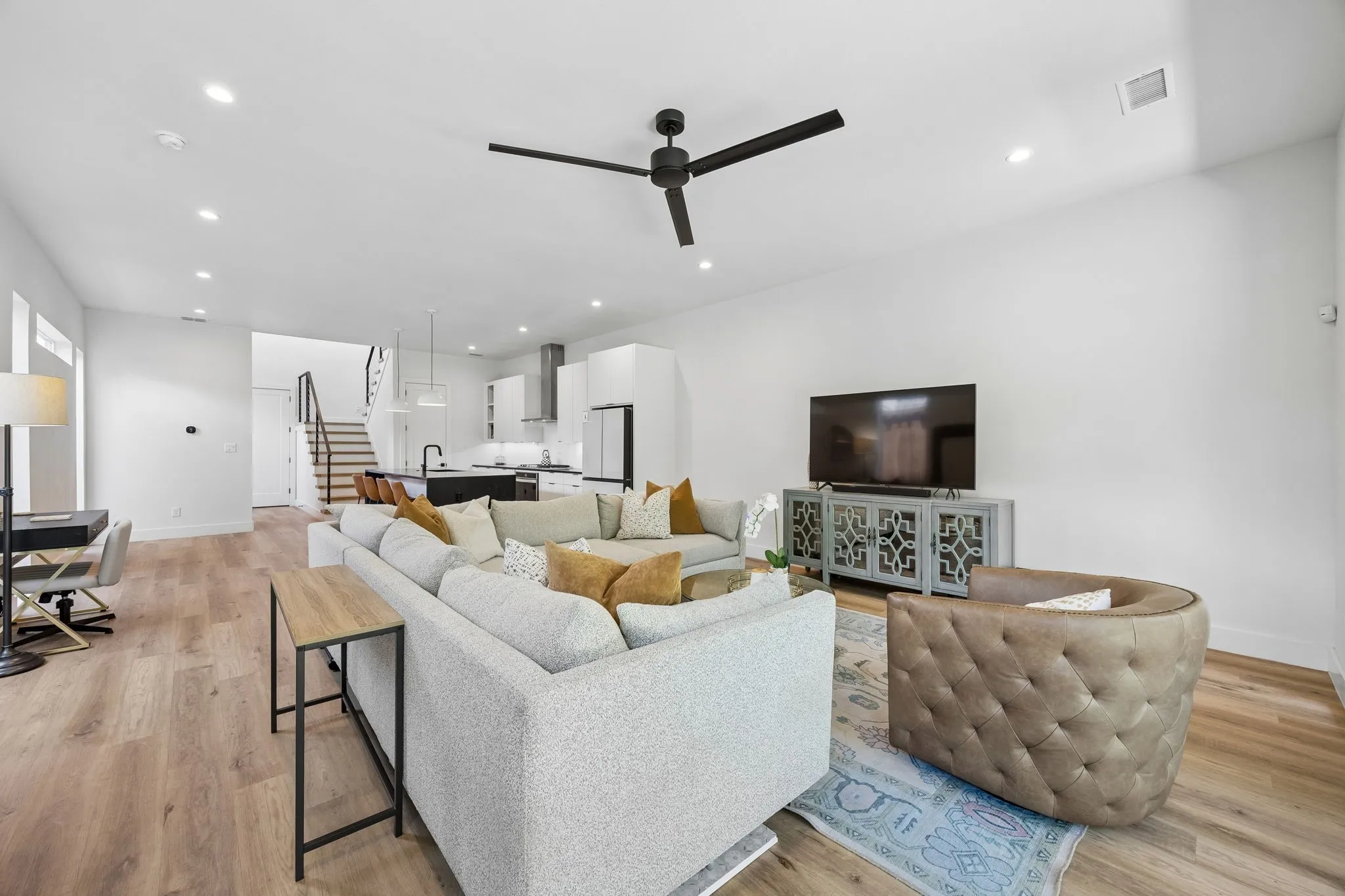 Single Family Residence For Sale in Dallas County , 818 Muncie Avenue, Dallas, Texas 75212, 3 Bedroom, 3 Bathroom, 2 Garage spaces, 2,177 Sqft, built in 2023, mls#21300447, Real Estate Agent in Dallas, Homes For Sale in Dallas county, Homes For Sale in Dallas, Realtor in Dallas Texas, Real Estate Brokerage Independent Realty Texas, Luminita Cordes Realtor