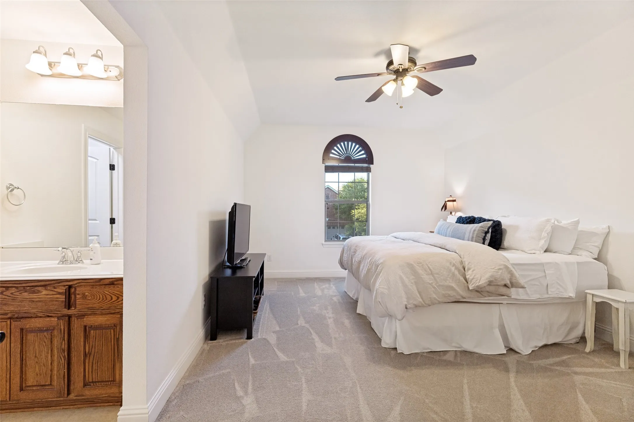 Upstairs bedroom with jack & jill