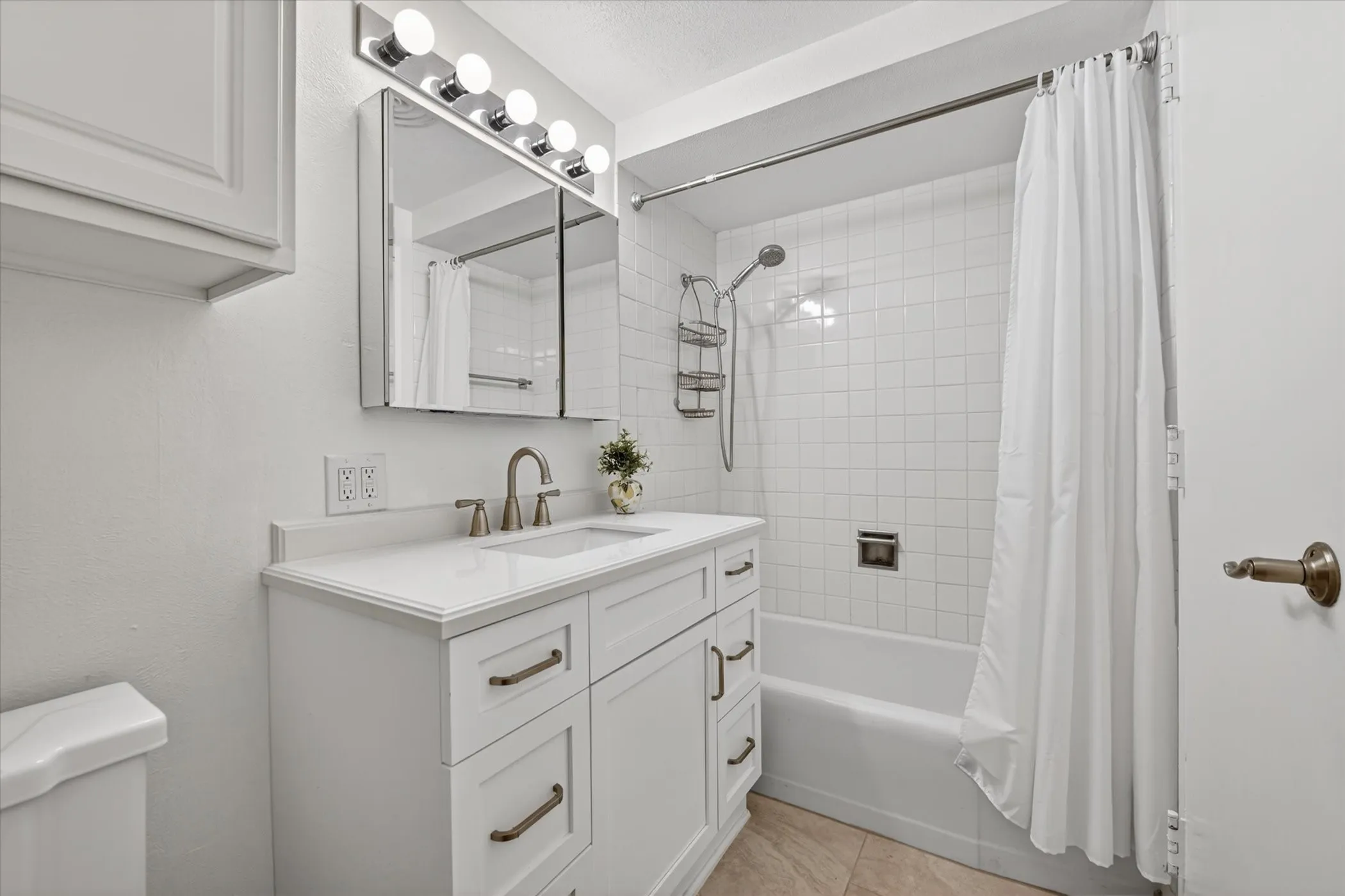 Condominium For Sale in Dallas County , 6211 W Northwest Highway G312, Dallas, Texas 75225, 1 Bedroom, 1 Bathroom, 1 Garage spaces, 710 Sqft, built in 1966, mls#21300146, Real Estate Agent in Dallas, Homes For Sale in Dallas county, Homes For Sale in Dallas, Realtor in Dallas Texas, Real Estate Brokerage Independent Realty Texas, Luminita Cordes Realtor