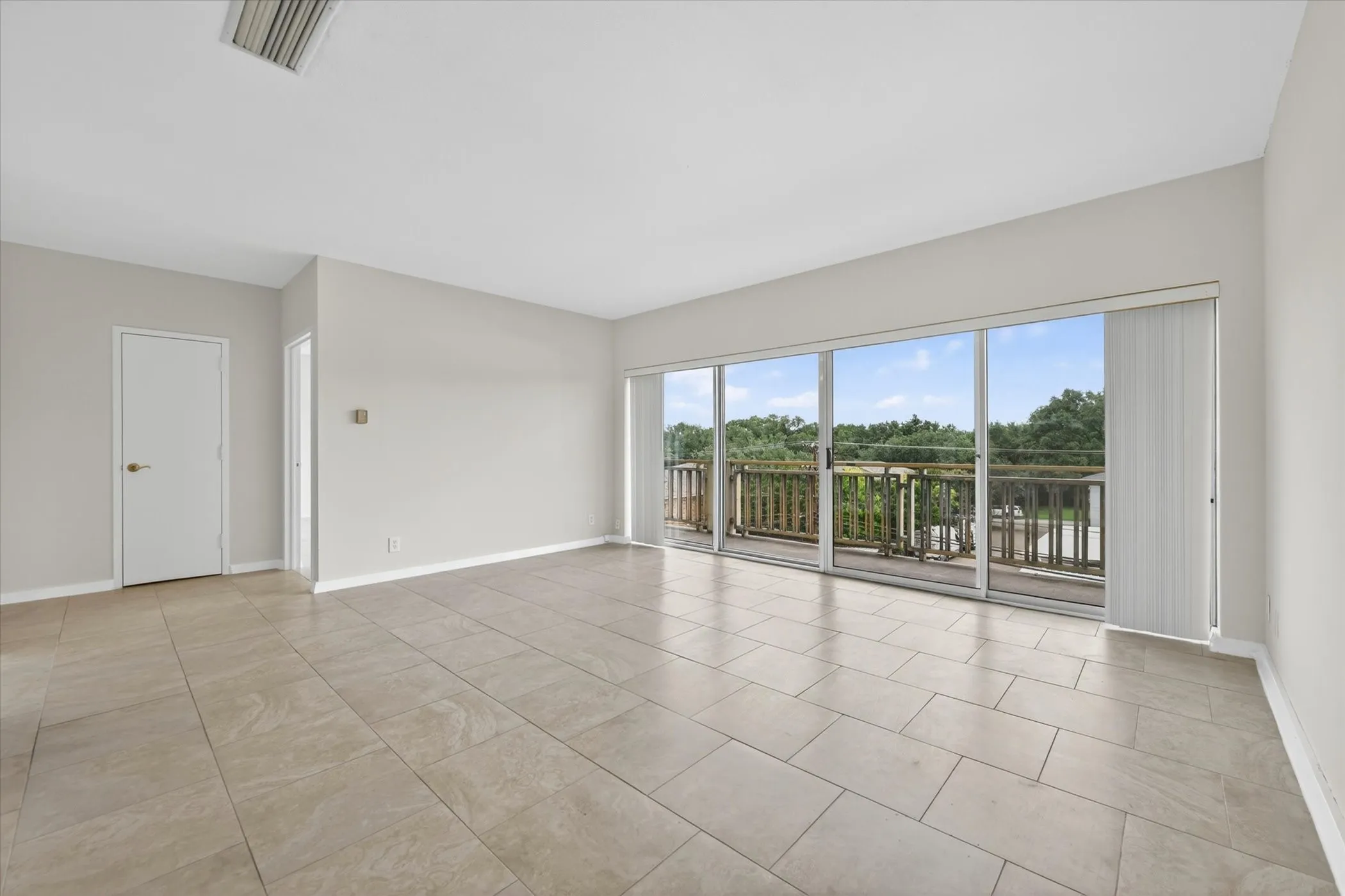 Condominium For Sale in Dallas County , 6211 W Northwest Highway G312, Dallas, Texas 75225, 1 Bedroom, 1 Bathroom, 1 Garage spaces, 710 Sqft, built in 1966, mls#21300146, Real Estate Agent in Dallas, Homes For Sale in Dallas county, Homes For Sale in Dallas, Realtor in Dallas Texas, Real Estate Brokerage Independent Realty Texas, Luminita Cordes Realtor