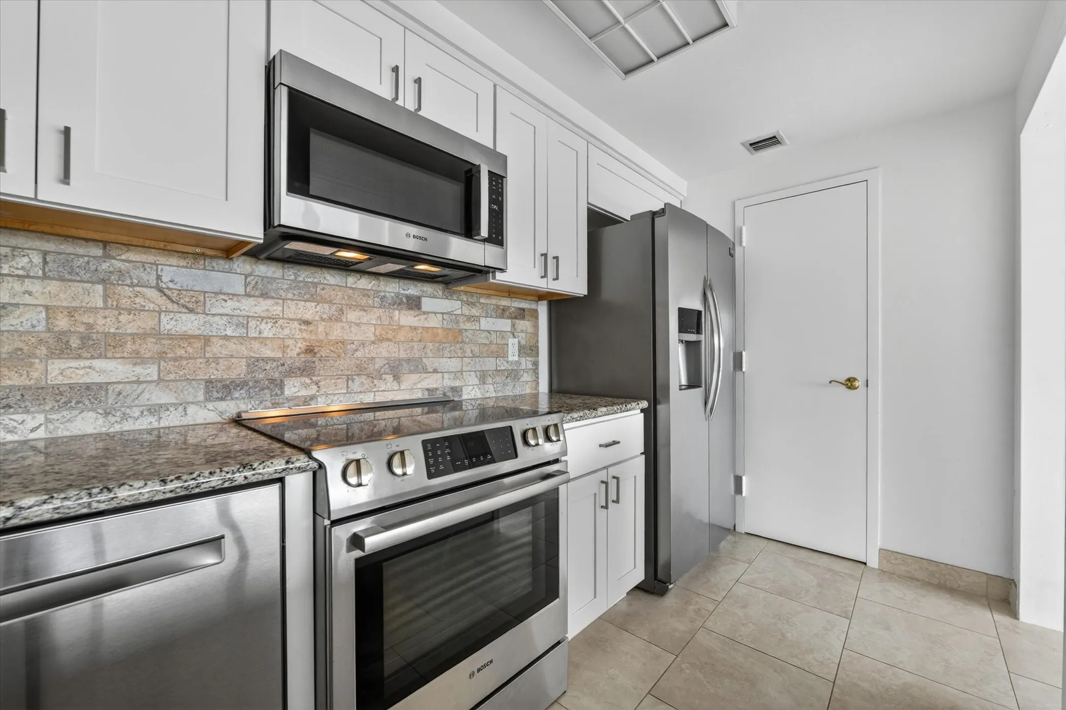 Condominium For Sale in Dallas County , 6211 W Northwest Highway G312, Dallas, Texas 75225, 1 Bedroom, 1 Bathroom, 1 Garage spaces, 710 Sqft, built in 1966, mls#21300146, Real Estate Agent in Dallas, Homes For Sale in Dallas county, Homes For Sale in Dallas, Realtor in Dallas Texas, Real Estate Brokerage Independent Realty Texas, Luminita Cordes Realtor