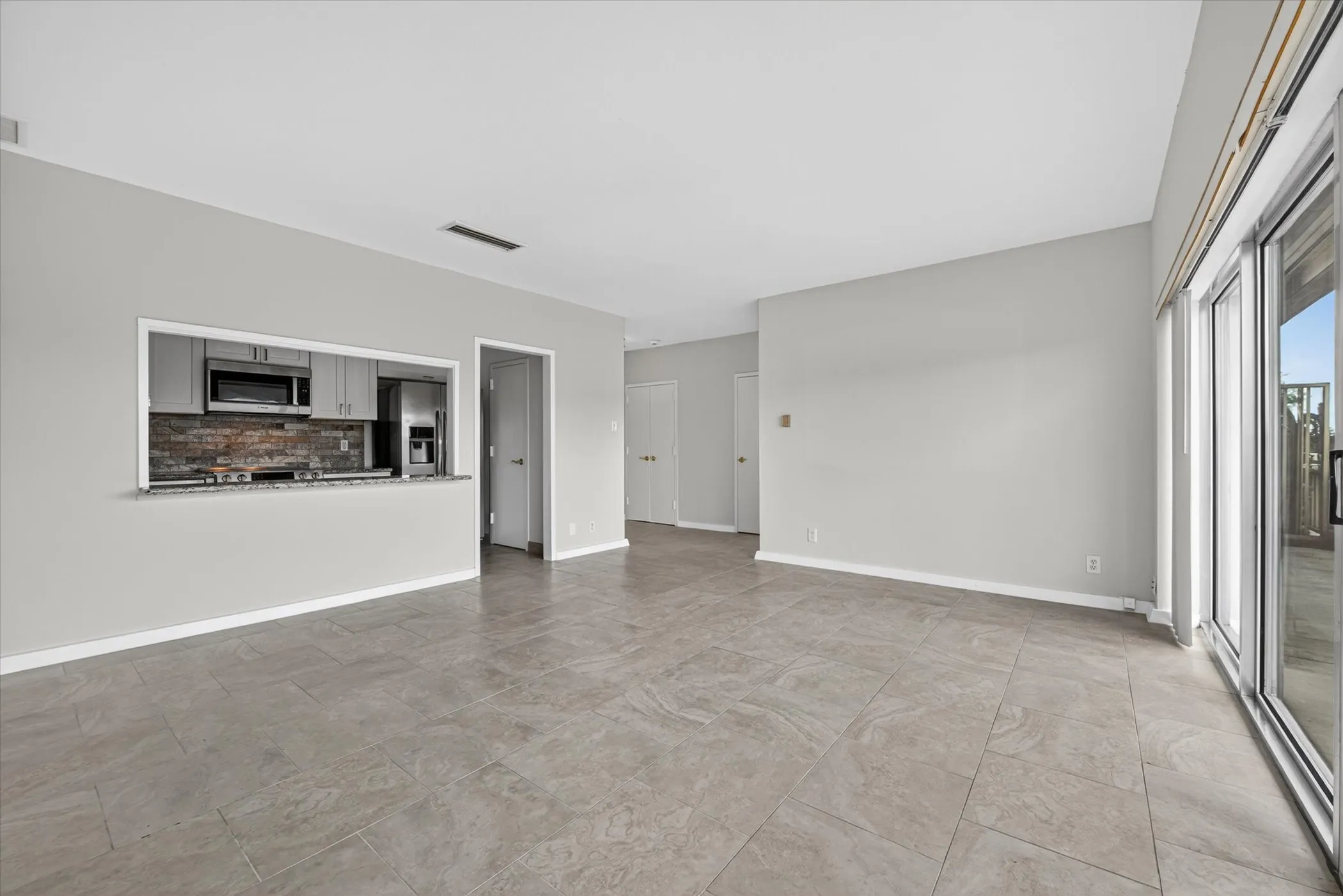 Condominium For Sale in Dallas County , 6211 W Northwest Highway G312, Dallas, Texas 75225, 1 Bedroom, 1 Bathroom, 1 Garage spaces, 710 Sqft, built in 1966, mls#21300146, Real Estate Agent in Dallas, Homes For Sale in Dallas county, Homes For Sale in Dallas, Realtor in Dallas Texas, Real Estate Brokerage Independent Realty Texas, Luminita Cordes Realtor