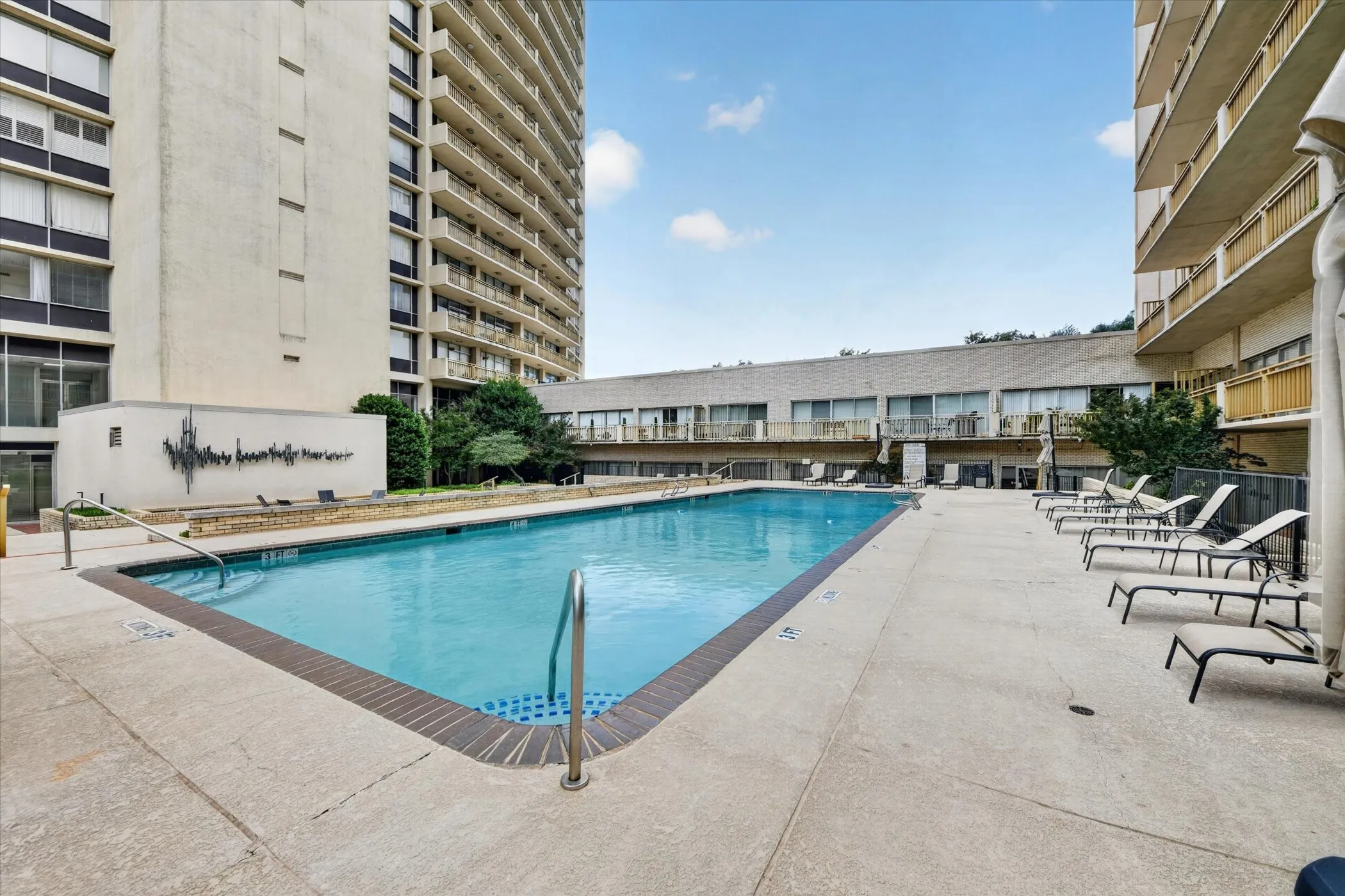 Condominium For Sale in Dallas County , 6211 W Northwest Highway G312, Dallas, Texas 75225, 1 Bedroom, 1 Bathroom, 1 Garage spaces, 710 Sqft, built in 1966, mls#21300146, Real Estate Agent in Dallas, Homes For Sale in Dallas county, Homes For Sale in Dallas, Realtor in Dallas Texas, Real Estate Brokerage Independent Realty Texas, Luminita Cordes Realtor