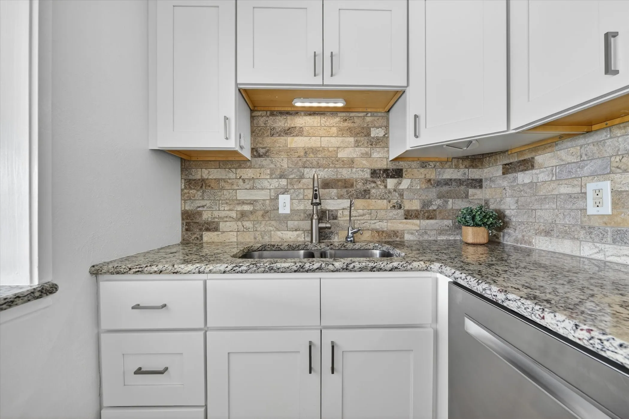 Condominium For Sale in Dallas County , 6211 W Northwest Highway G312, Dallas, Texas 75225, 1 Bedroom, 1 Bathroom, 1 Garage spaces, 710 Sqft, built in 1966, mls#21300146, Real Estate Agent in Dallas, Homes For Sale in Dallas county, Homes For Sale in Dallas, Realtor in Dallas Texas, Real Estate Brokerage Independent Realty Texas, Luminita Cordes Realtor