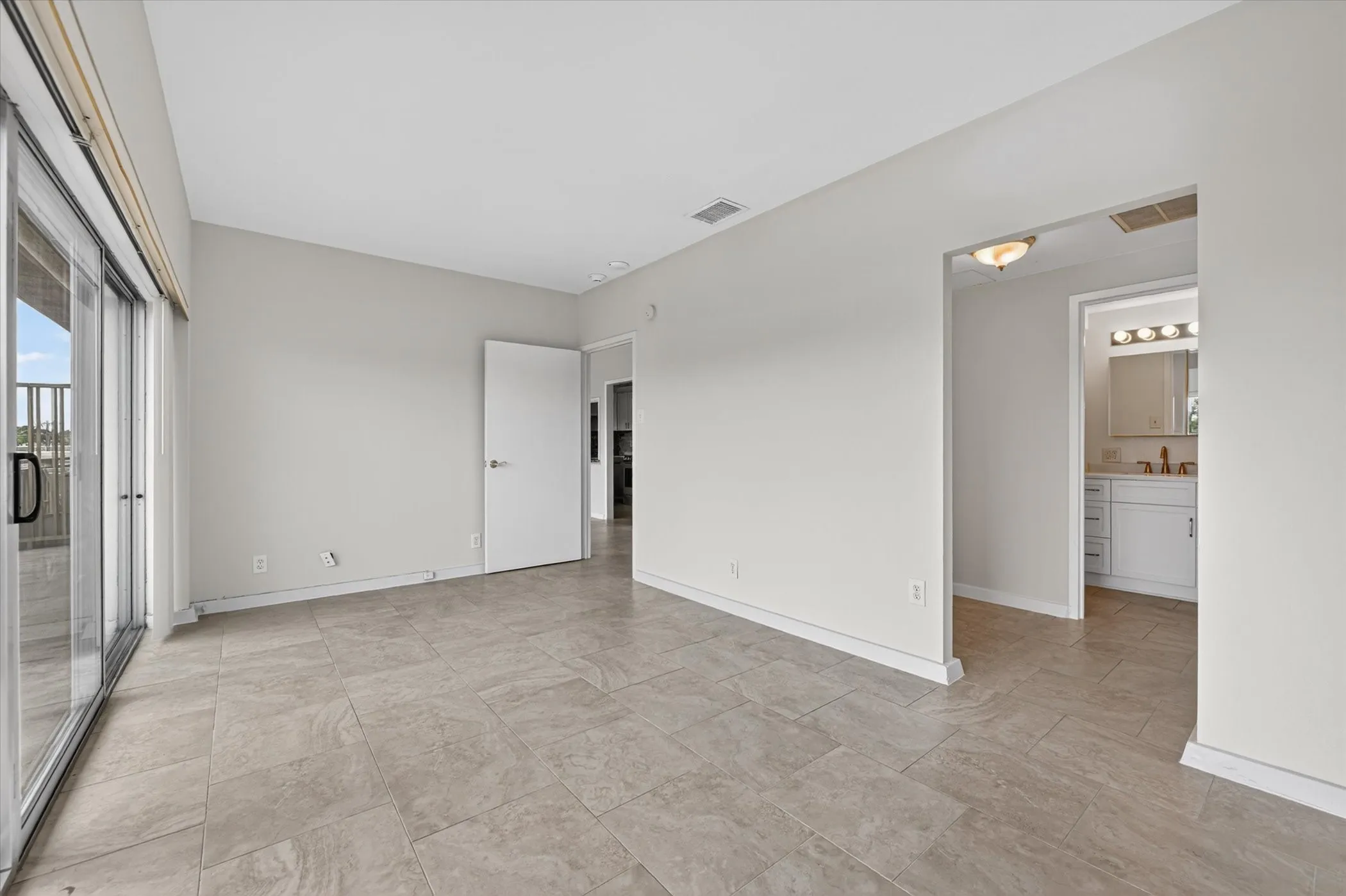 Condominium For Sale in Dallas County , 6211 W Northwest Highway G312, Dallas, Texas 75225, 1 Bedroom, 1 Bathroom, 1 Garage spaces, 710 Sqft, built in 1966, mls#21300146, Real Estate Agent in Dallas, Homes For Sale in Dallas county, Homes For Sale in Dallas, Realtor in Dallas Texas, Real Estate Brokerage Independent Realty Texas, Luminita Cordes Realtor