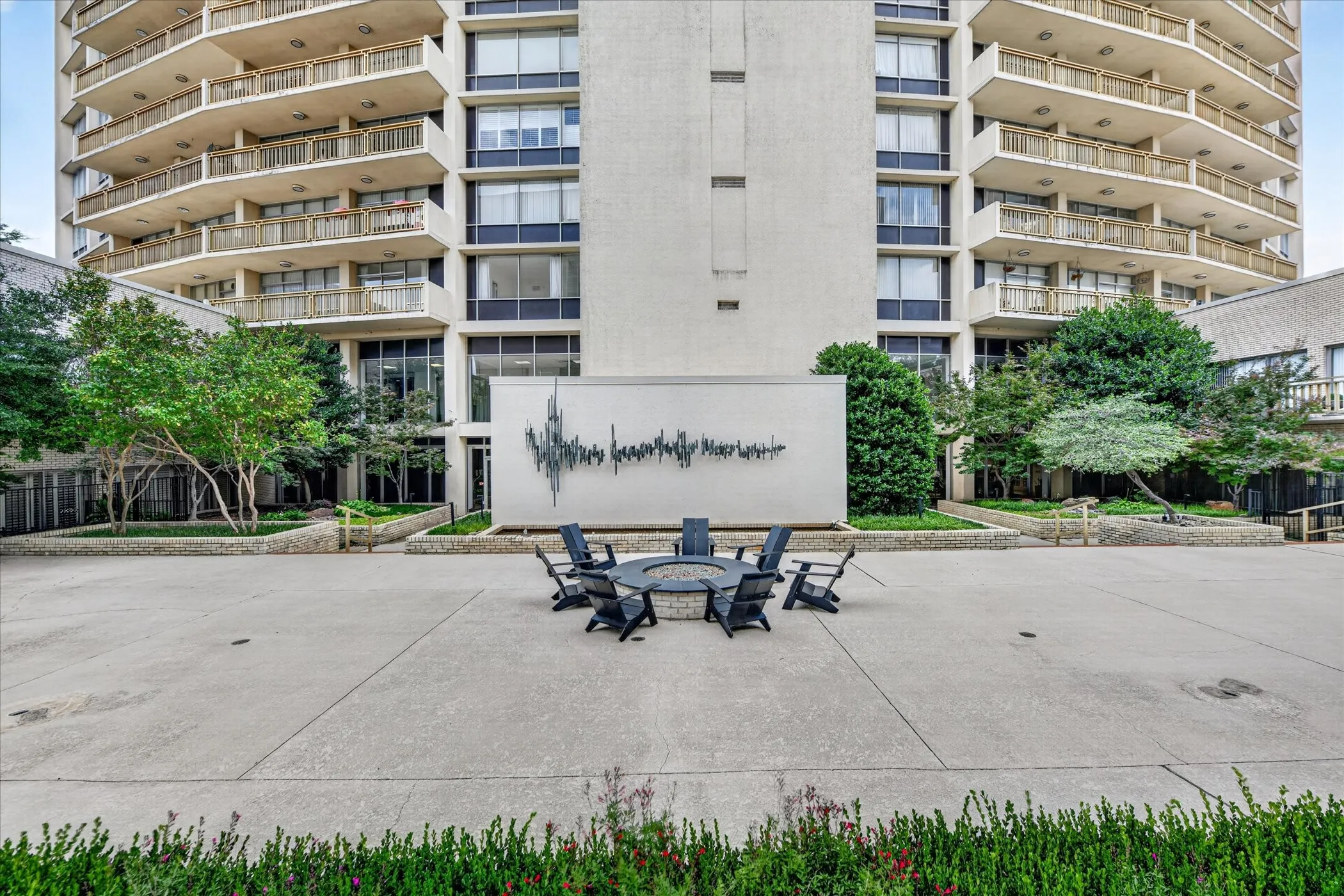 Condominium For Sale in Dallas County , 6211 W Northwest Highway G312, Dallas, Texas 75225, 1 Bedroom, 1 Bathroom, 1 Garage spaces, 710 Sqft, built in 1966, mls#21300146, Real Estate Agent in Dallas, Homes For Sale in Dallas county, Homes For Sale in Dallas, Realtor in Dallas Texas, Real Estate Brokerage Independent Realty Texas, Luminita Cordes Realtor