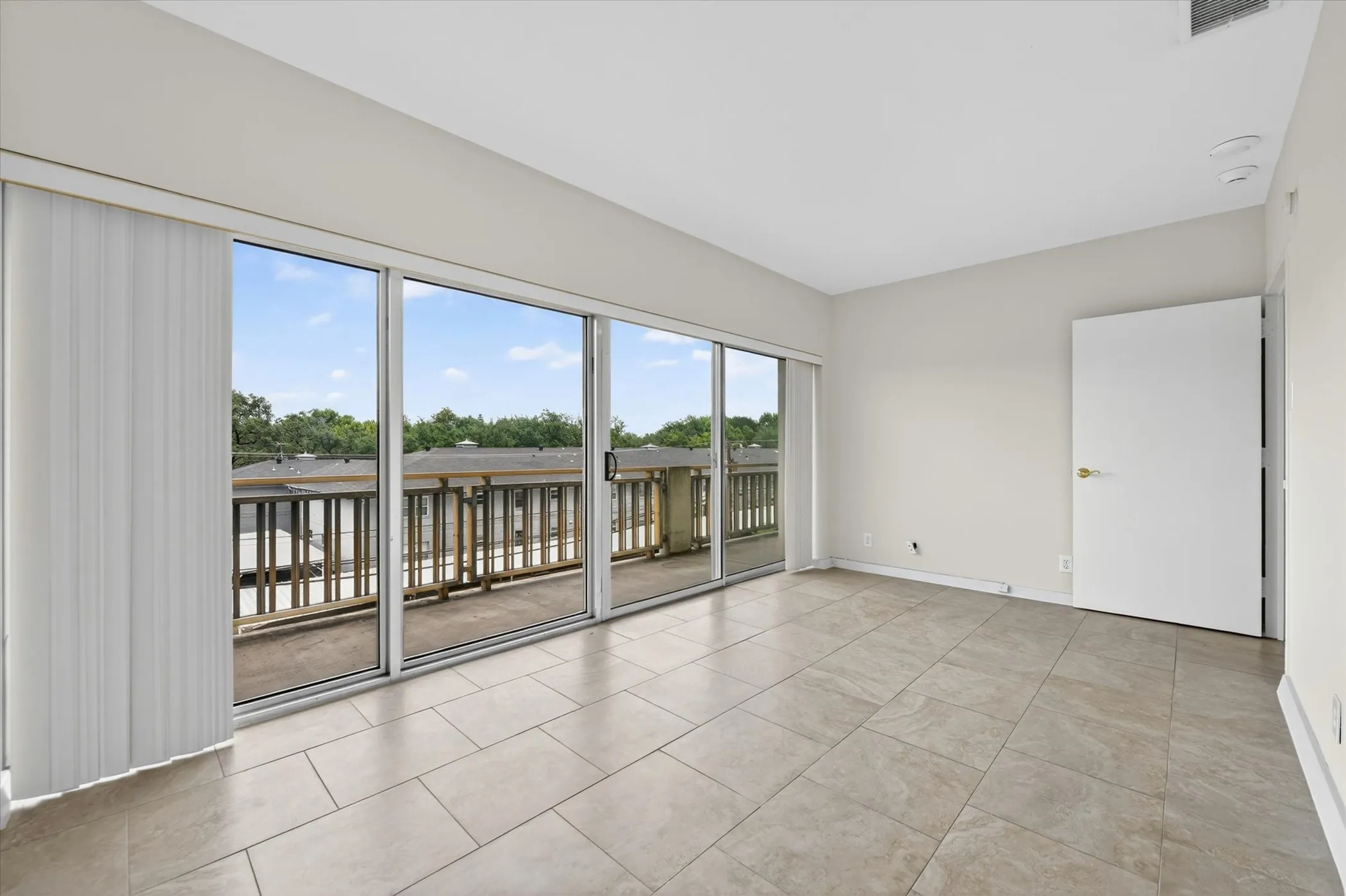 Condominium For Sale in Dallas County , 6211 W Northwest Highway G312, Dallas, Texas 75225, 1 Bedroom, 1 Bathroom, 1 Garage spaces, 710 Sqft, built in 1966, mls#21300146, Real Estate Agent in Dallas, Homes For Sale in Dallas county, Homes For Sale in Dallas, Realtor in Dallas Texas, Real Estate Brokerage Independent Realty Texas, Luminita Cordes Realtor