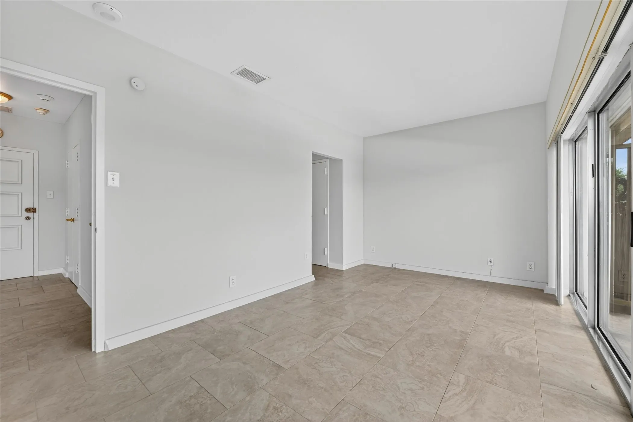 Condominium For Sale in Dallas County , 6211 W Northwest Highway G312, Dallas, Texas 75225, 1 Bedroom, 1 Bathroom, 1 Garage spaces, 710 Sqft, built in 1966, mls#21300146, Real Estate Agent in Dallas, Homes For Sale in Dallas county, Homes For Sale in Dallas, Realtor in Dallas Texas, Real Estate Brokerage Independent Realty Texas, Luminita Cordes Realtor