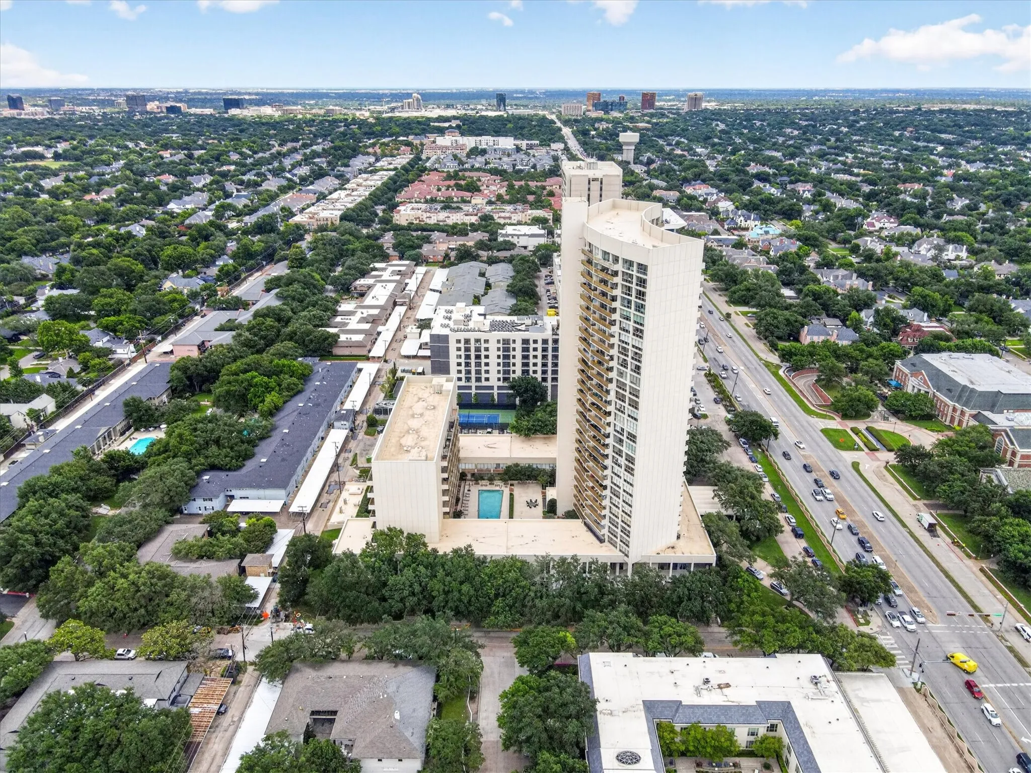 Condominium For Sale in Dallas County , 6211 W Northwest Highway G312, Dallas, Texas 75225, 1 Bedroom, 1 Bathroom, 1 Garage spaces, 710 Sqft, built in 1966, mls#21300146, Real Estate Agent in Dallas, Homes For Sale in Dallas county, Homes For Sale in Dallas, Realtor in Dallas Texas, Real Estate Brokerage Independent Realty Texas, Luminita Cordes Realtor
