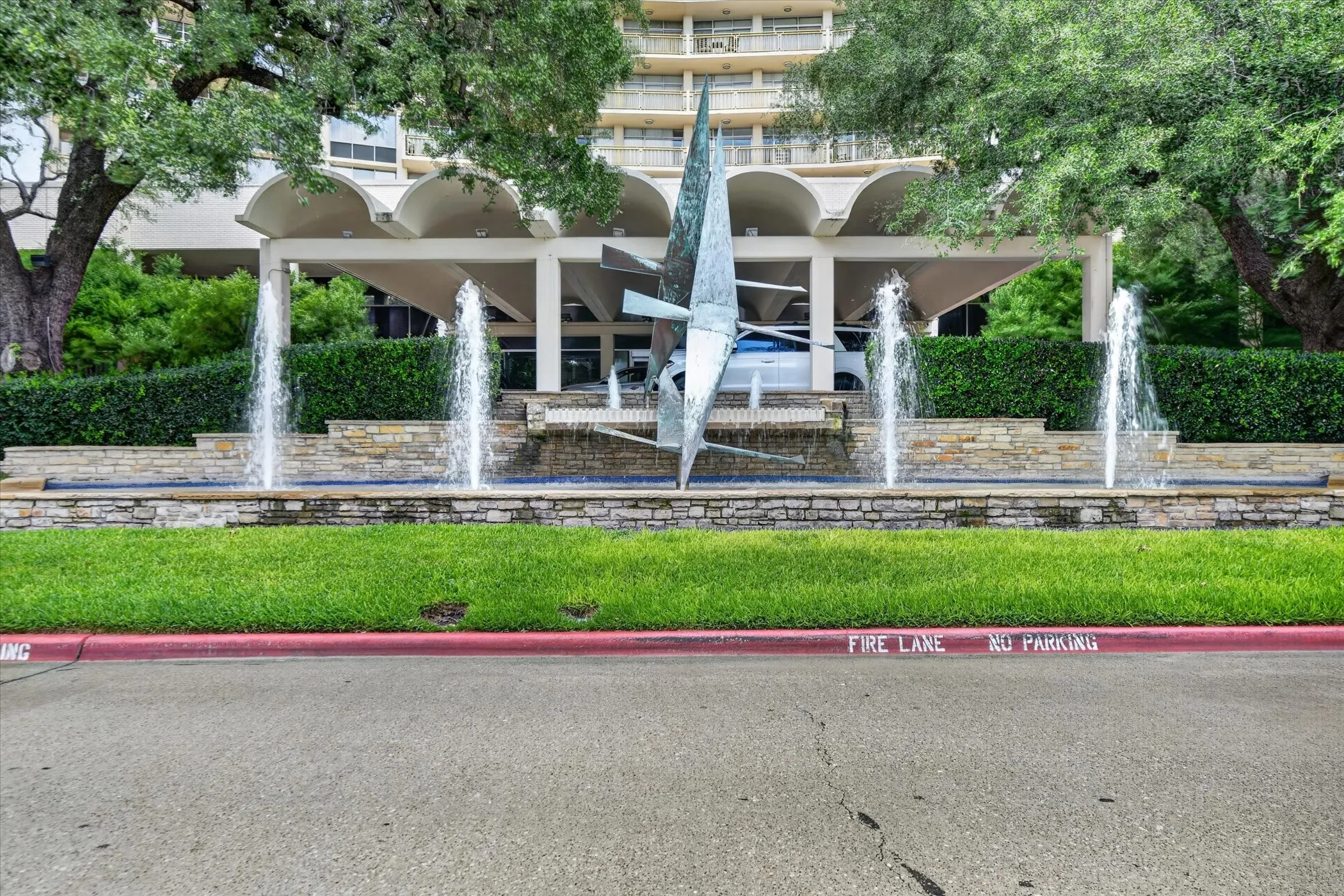 Condominium For Sale in Dallas County , 6211 W Northwest Highway G312, Dallas, Texas 75225, 1 Bedroom, 1 Bathroom, 1 Garage spaces, 710 Sqft, built in 1966, mls#21300146, Real Estate Agent in Dallas, Homes For Sale in Dallas county, Homes For Sale in Dallas, Realtor in Dallas Texas, Real Estate Brokerage Independent Realty Texas, Luminita Cordes Realtor
